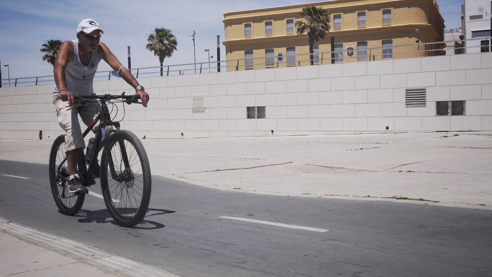 Suelo en la trasera del pabellón del Campo del Sur.