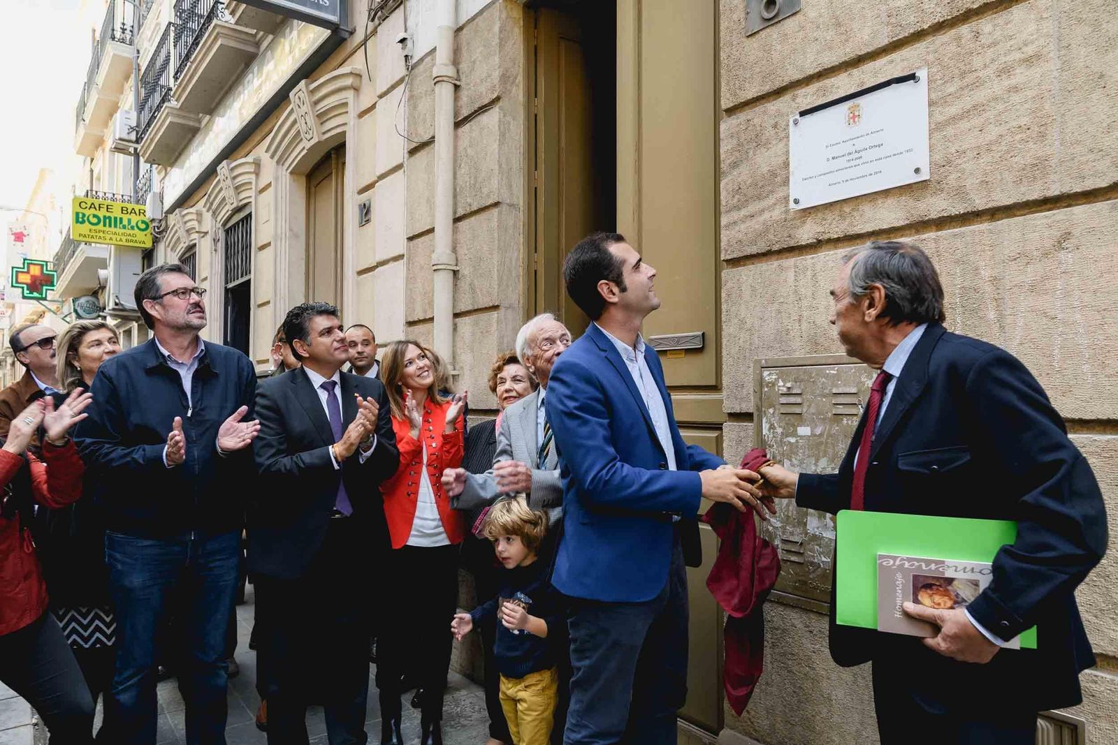 Ramón Fernández-Pacheco junto a Francisco Capel del Águila descubriendo la placa en la calle Granada.