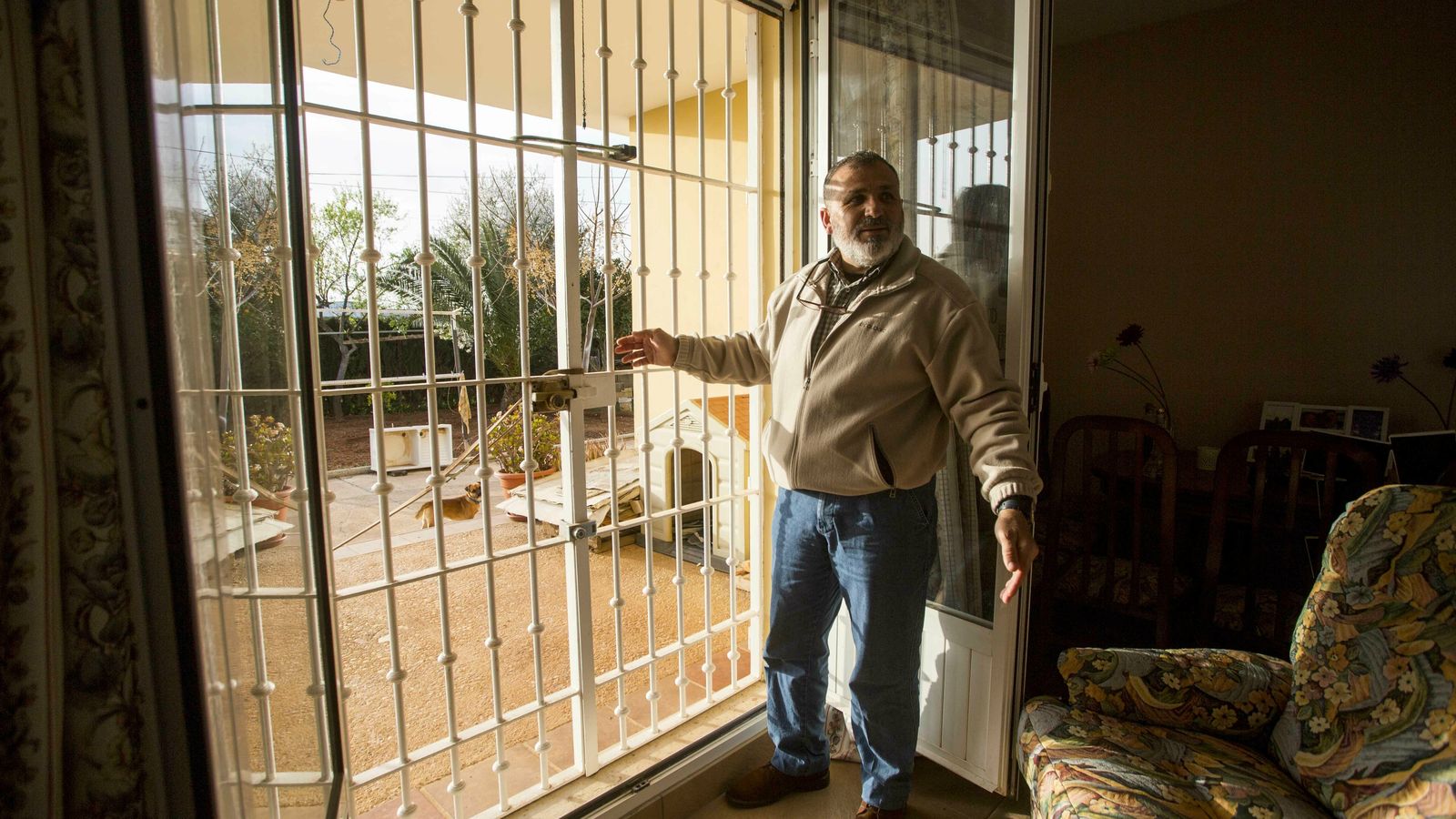 El policía Local Casimiro Villegas muestra la reja por la que entraron los ladrones.