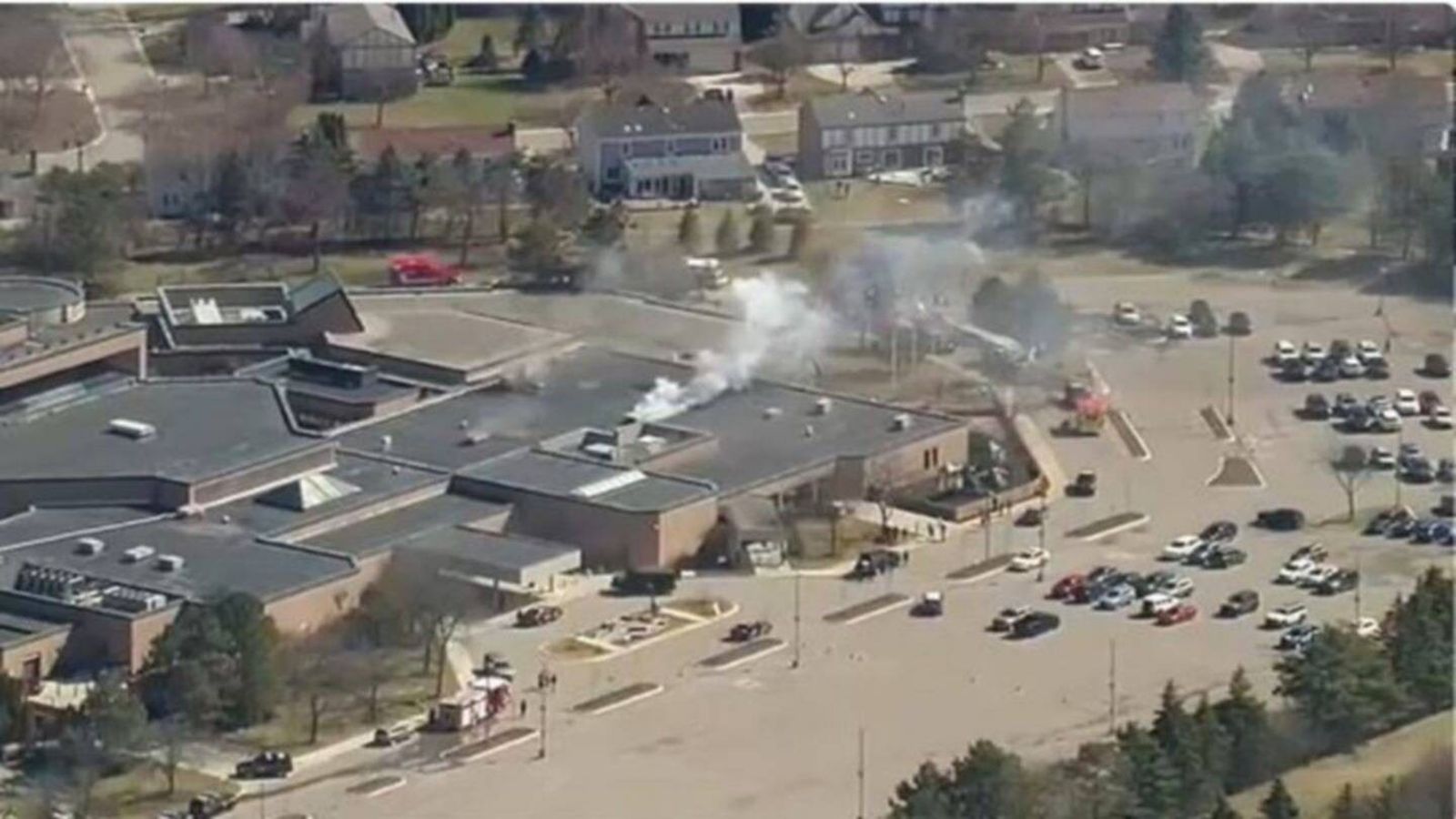 El complejo donde está la sinagoga contra la que un hombre armado ha empotrado un coche en Detroit.