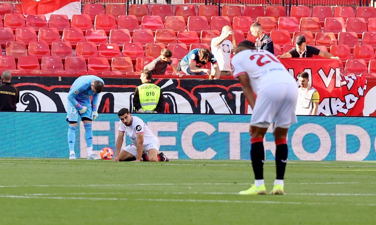García Pascual se lamenta junto a Lunin tras el error.