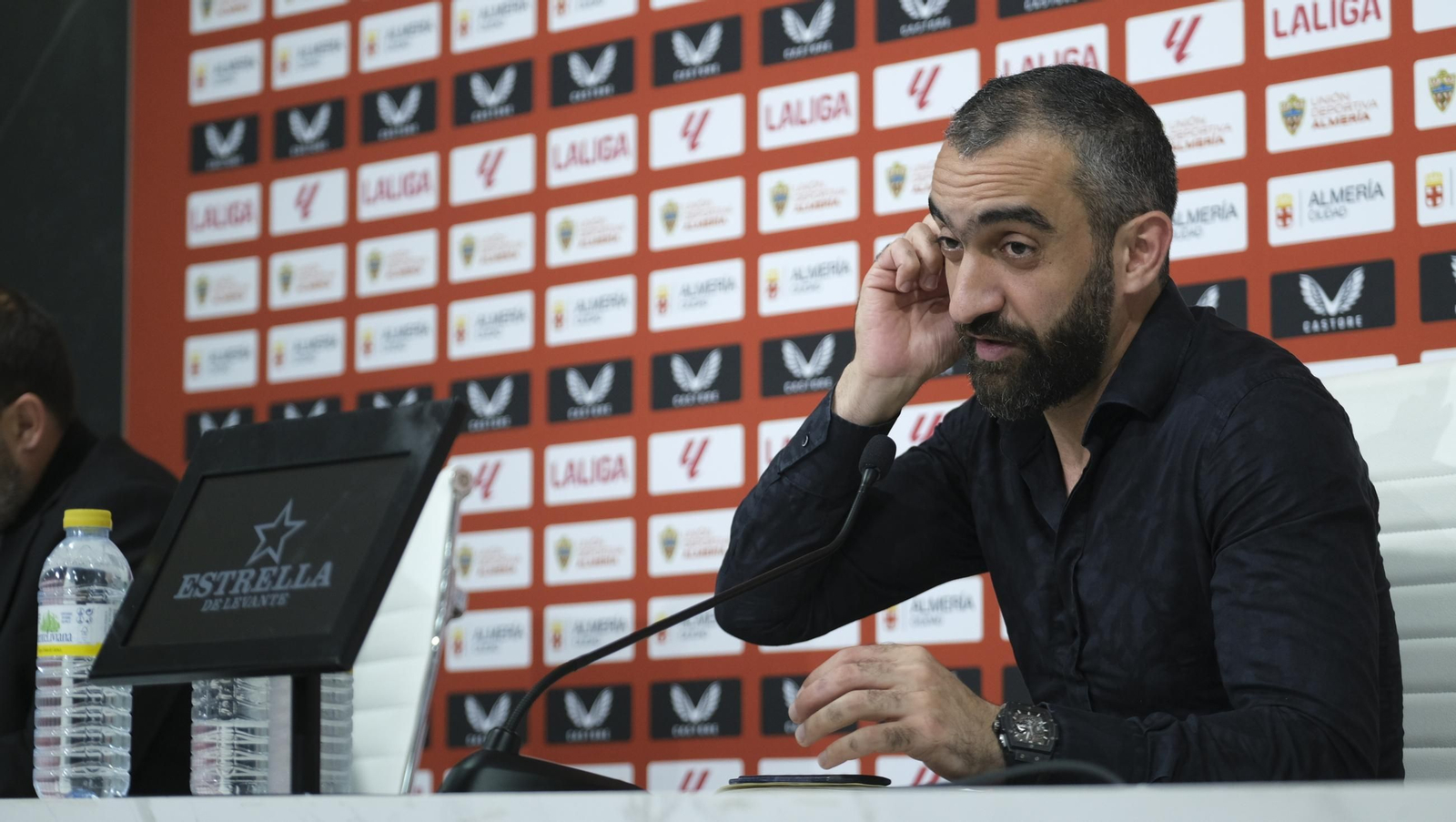 Mohamed El Assy, CEO de la U.D. Almería, en rueda de prensa, en imágenes