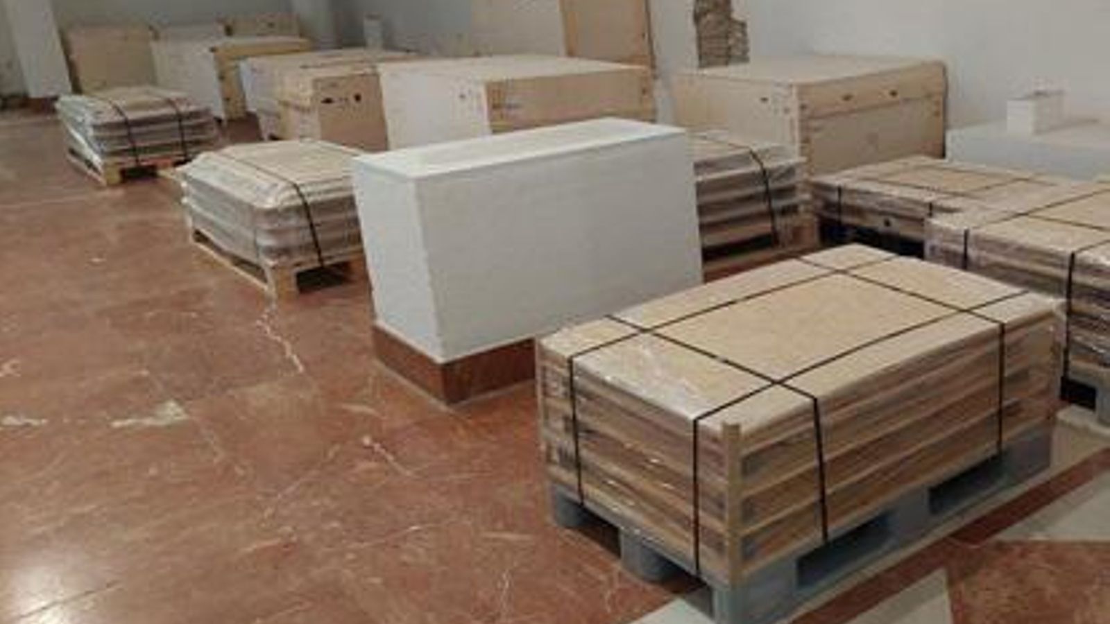 Los mosaicos del Triunfo de Baco y el del Busto de Baco embalados.