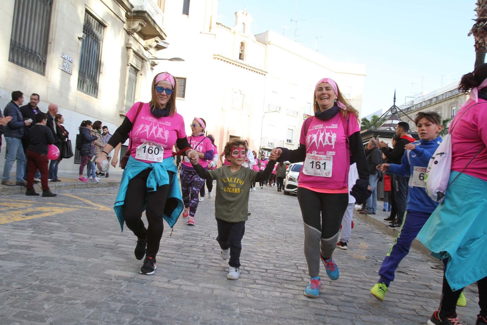 Imágenes de la Carrera contra el cáncer de mama de Huelva.