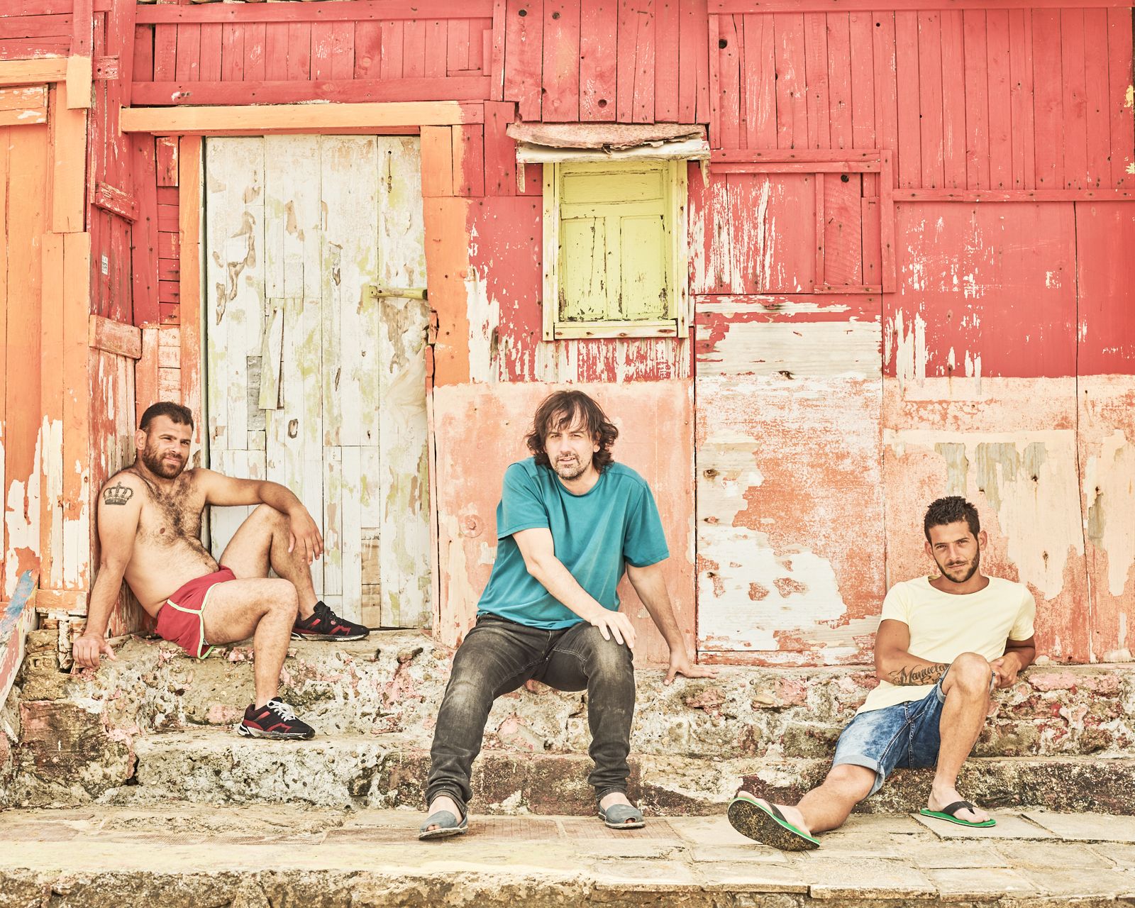 El realizador Isaki Lacuesta, en el centro, flanqueado por Cheíto e Israel Gómez, protagonistas de 'Entre dos aguas' en La Casería.