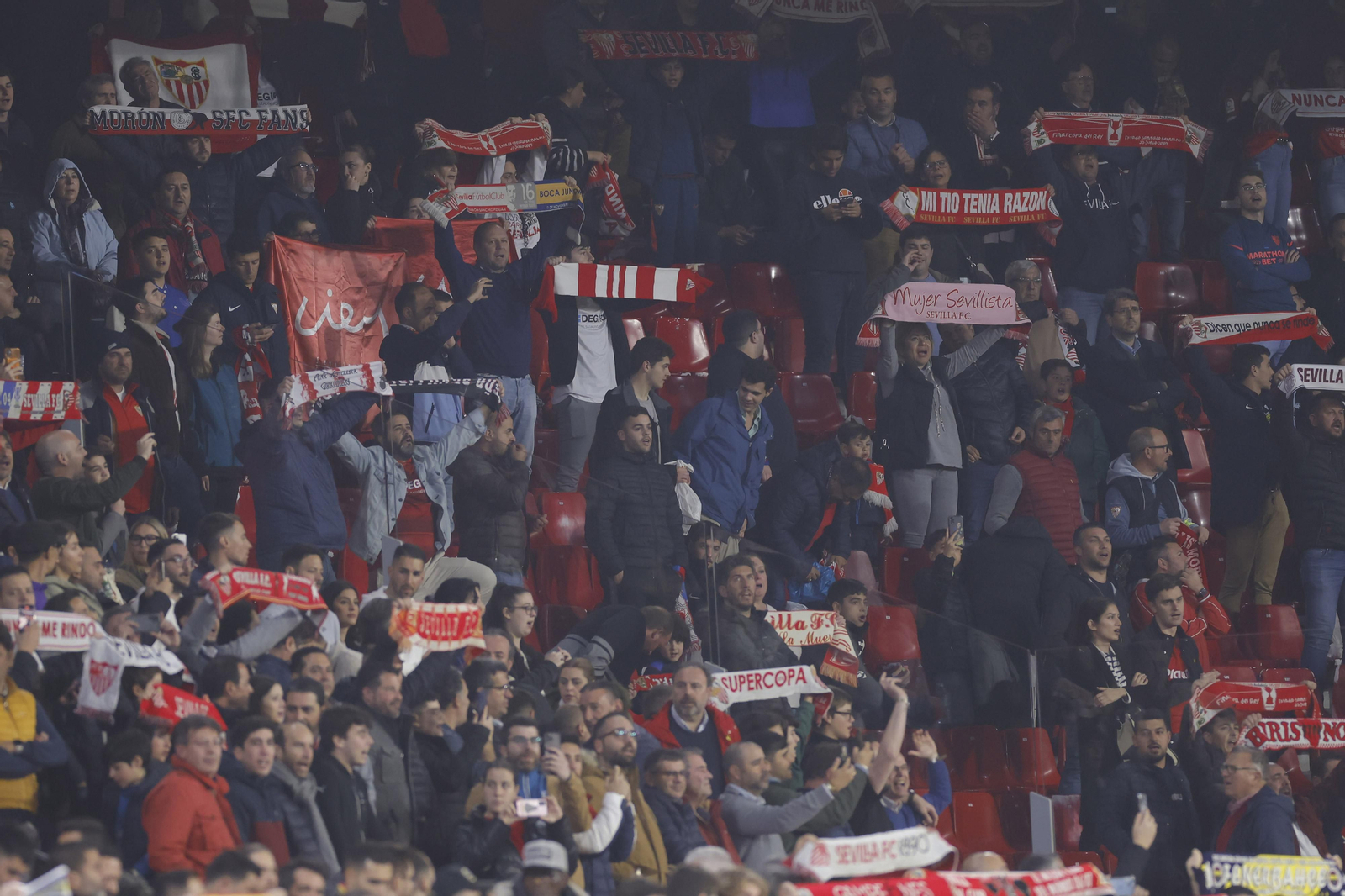 Búscate en las fotos del Sevilla-Fenerbahçe,