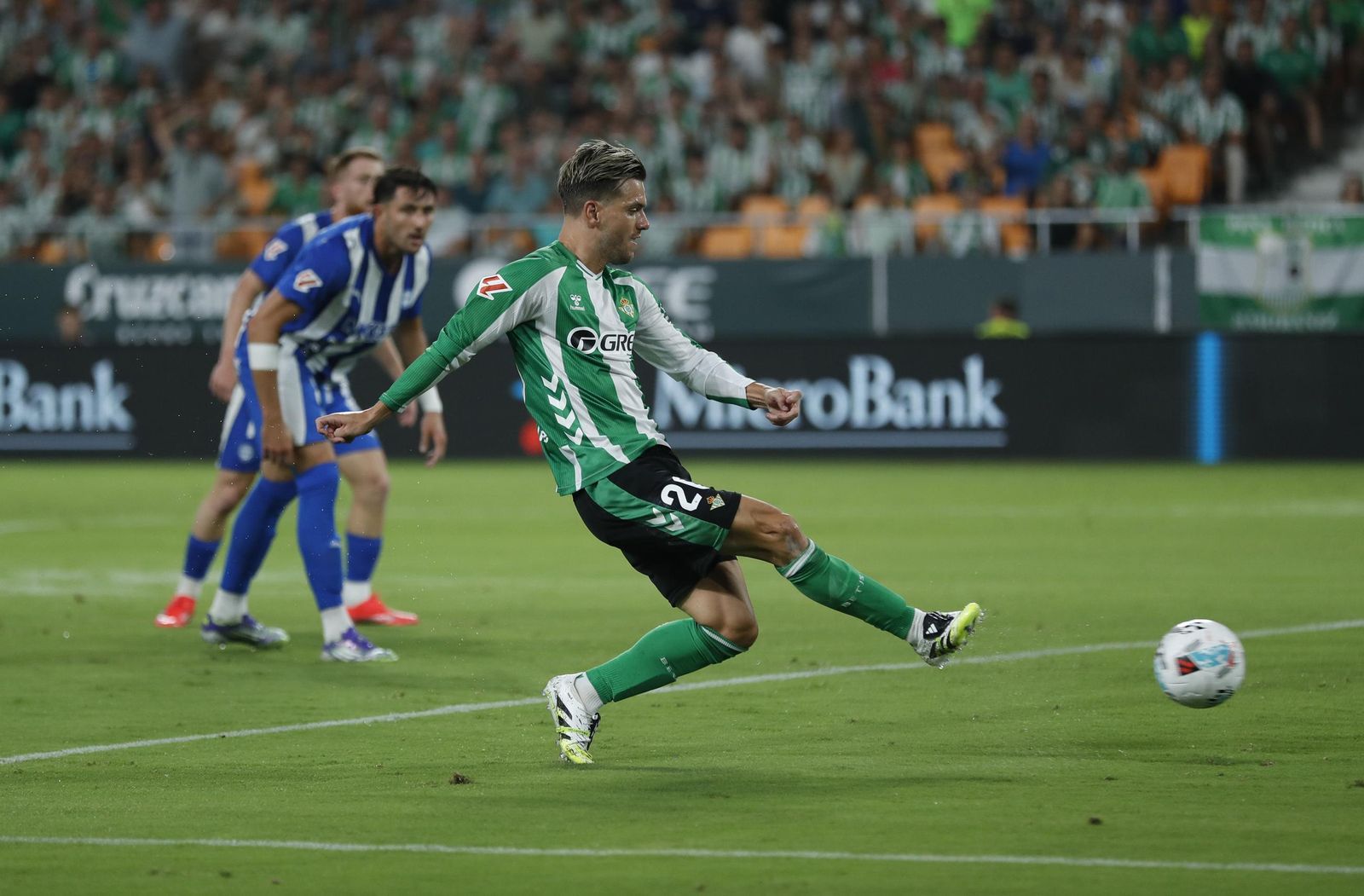 Lo Celso remata con la derecha para anotar el primer gol del Betis en el Estadio de la Cartuja.