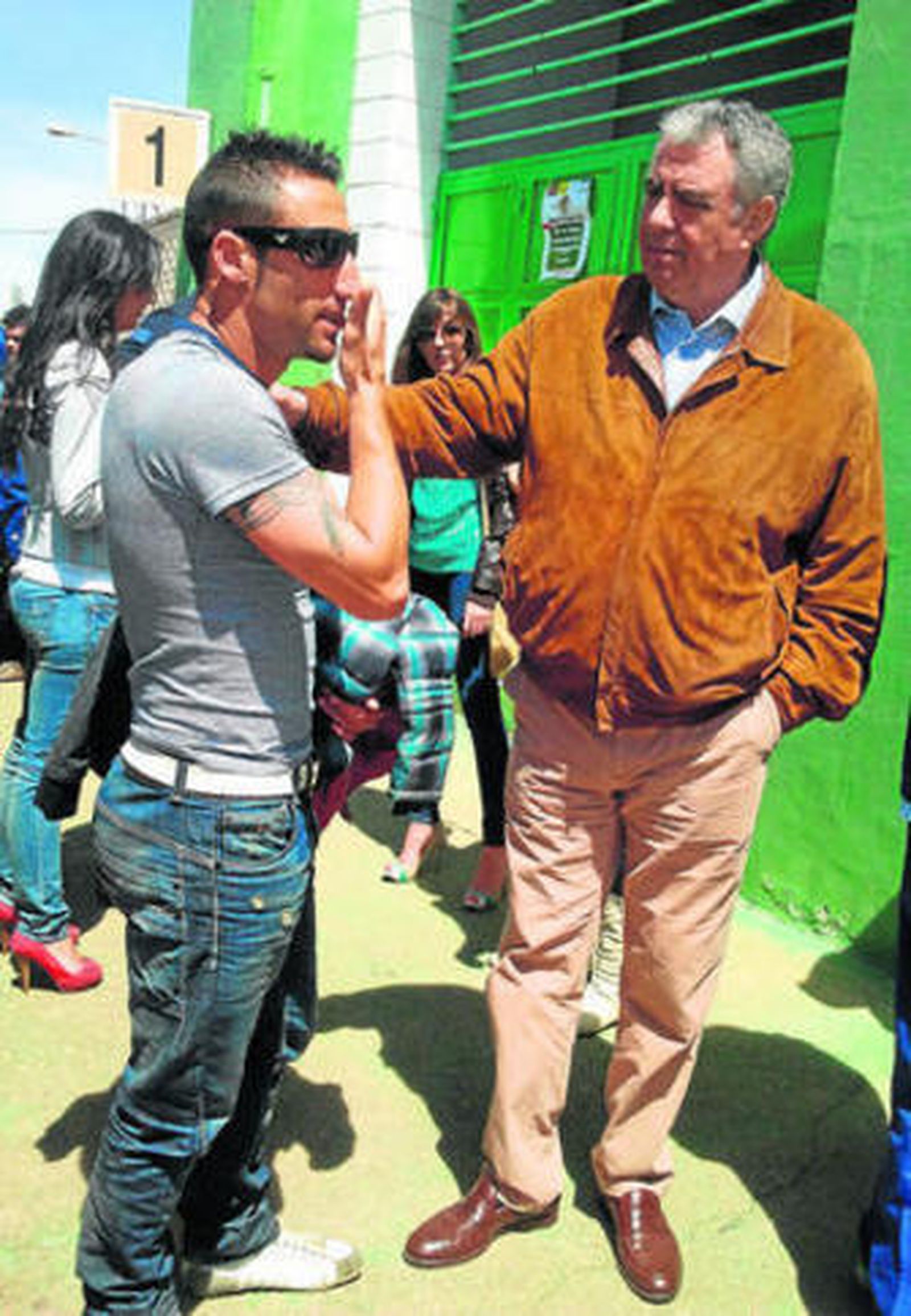 Roberto (izquierda) conversa con Alfredo Gallardo el pasado abril.