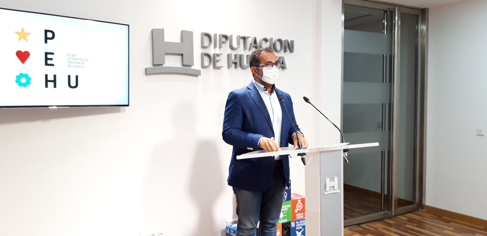 Salvador Gómez durante la presentación de las mociones.