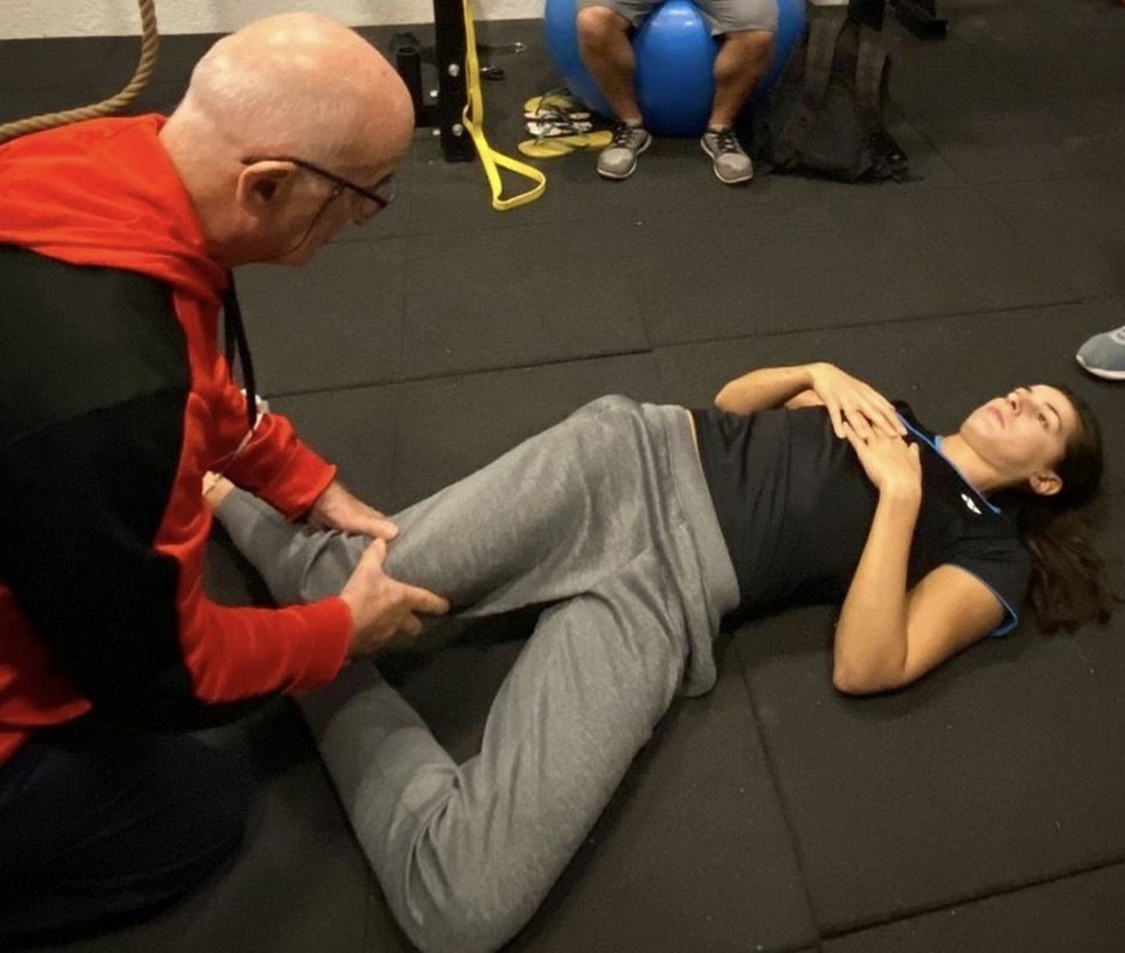 Carolina Marín, durante su proceso de recuperación con el profesor Enrique Pisani.