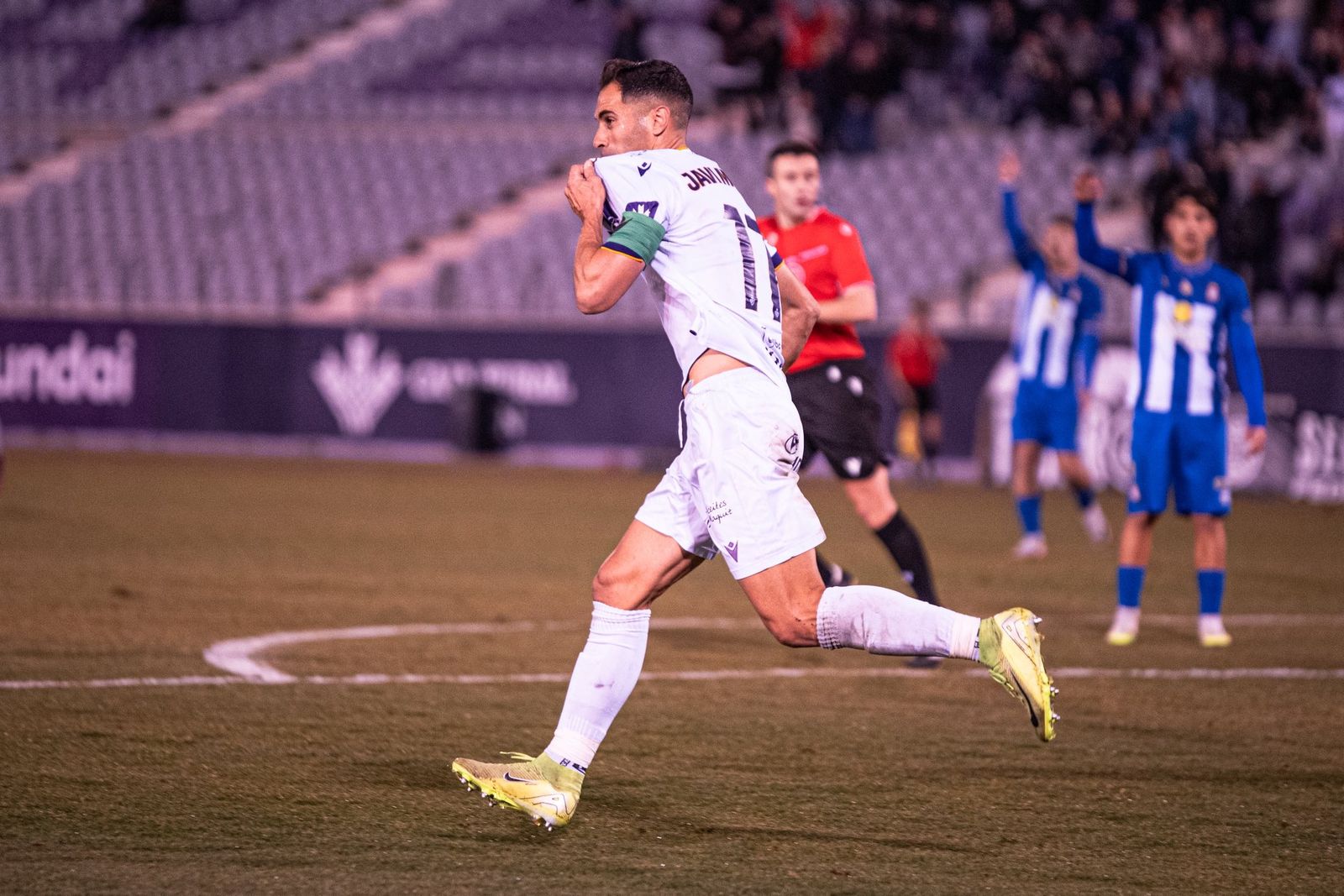 Javi Moyano besa el escudo de su camiseta tras marcar al Lorca Deportiva.