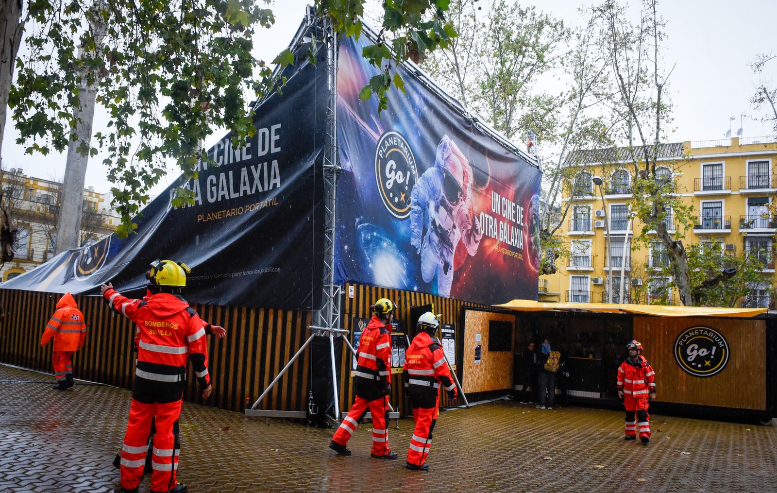 Heridos varios niños en la caída de una carpa en la Alameda
