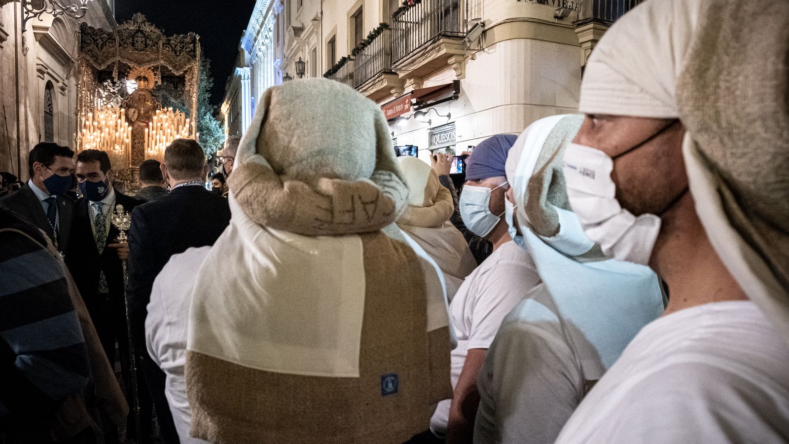 Costaleros de la Candelaria durante la procesión extraordinaria