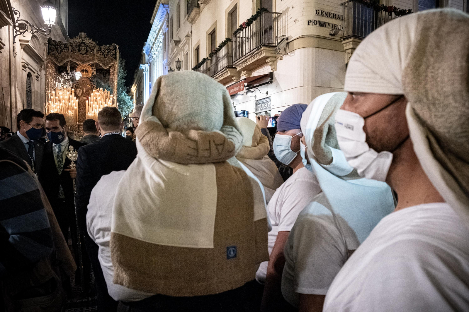 Costaleros de la Candelaria durante la procesión del pasado mes de diciembre.