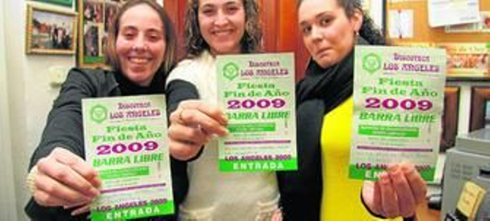 Tres jóvenes muestran las entradas que han adquirido para el cotillón de fin de año en Chiclana.