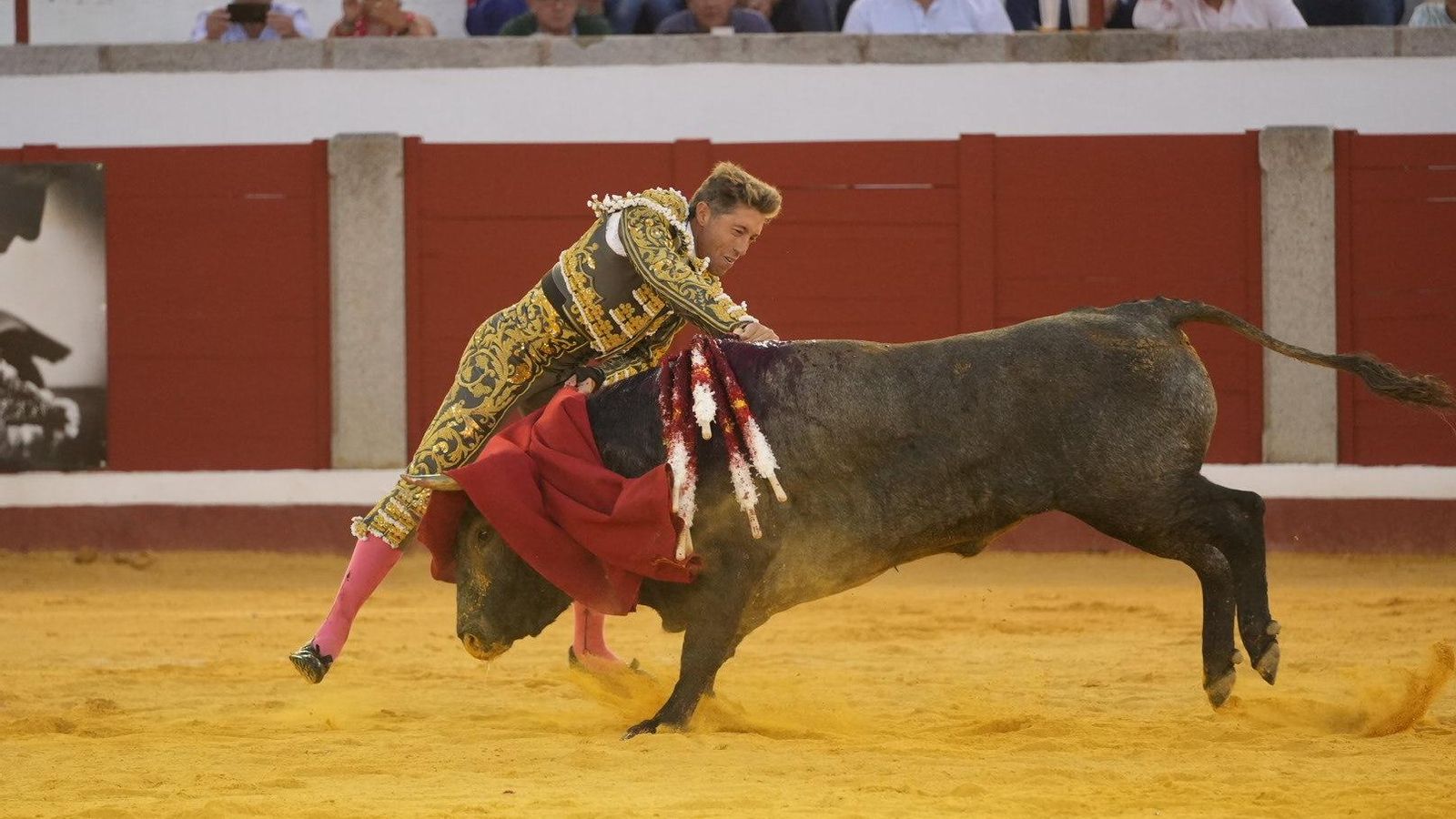 Manuel Escribano mata al segundo de su lote.