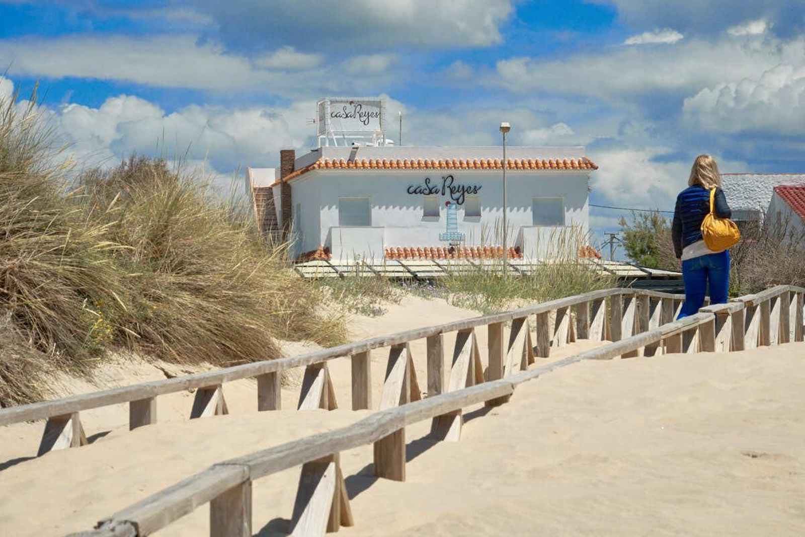 Casa Reyes (El Palmar). En la playa de El Palmar está este restaurante tradicional, regentado por tres mujeres (Rosa, Isabel y Paqui), que gana en color y prestancia cada año sin perder su sabor añejo. Sus propuestas a base de atún  son sugerentes a la vez que respetuosas con el producto. Dirección: Playa de El Palmar. Vejer. Horario: De 10:00 a 00:00.