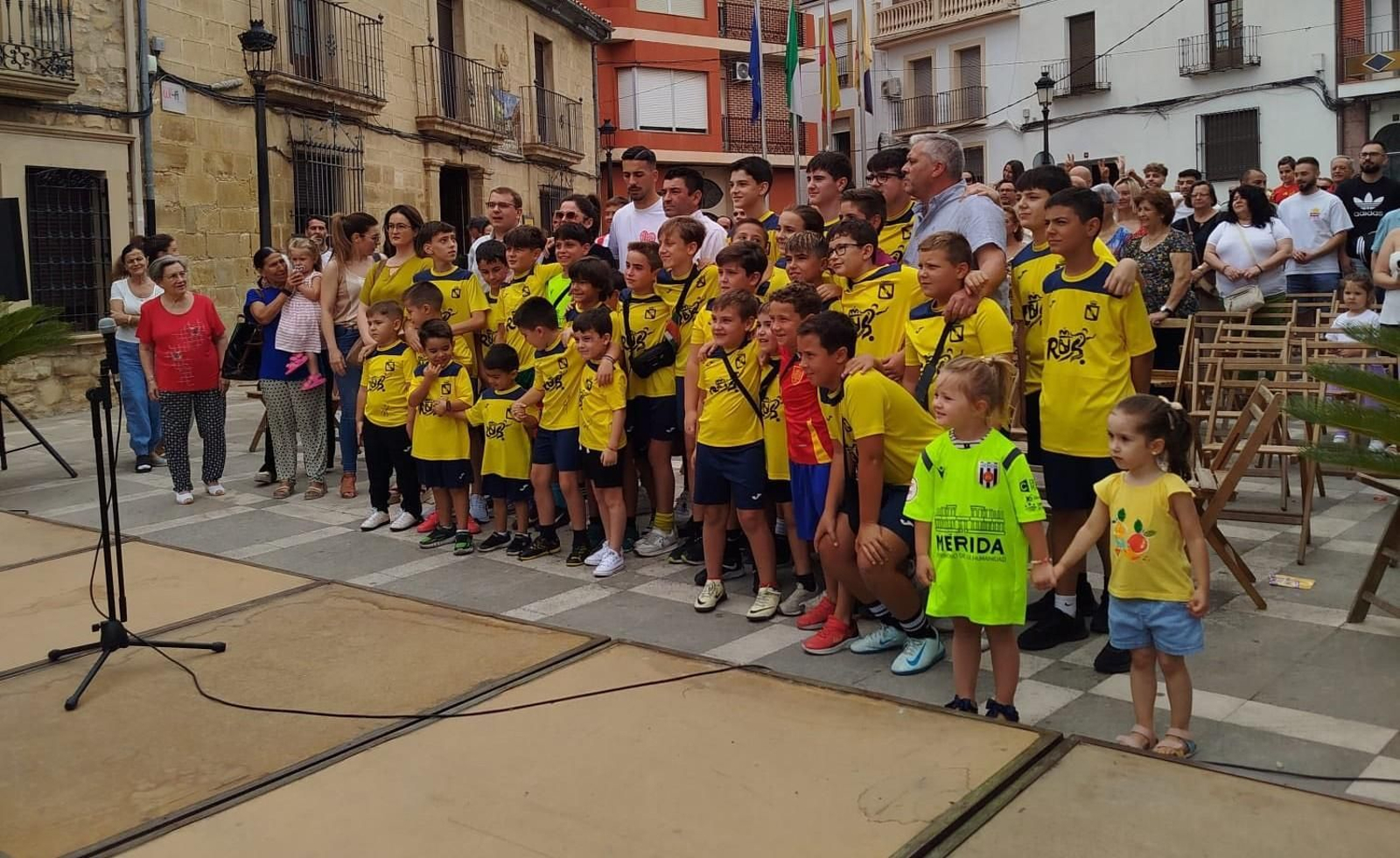 Foto de familia de aficionados ruseños, junto a Juan Palomares y las autoridades.