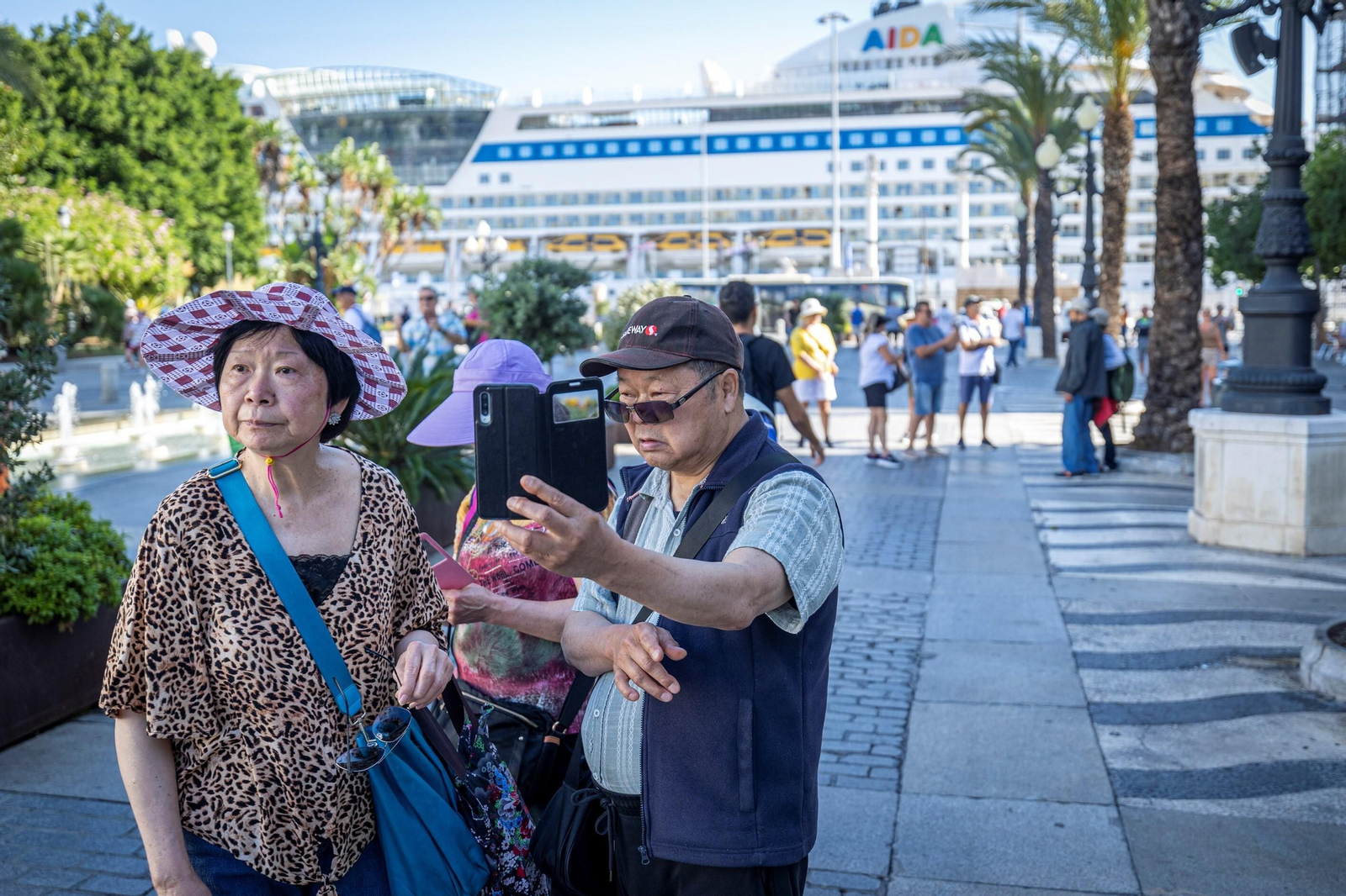 Imágenes de Cádiz con los turistas llegados a Cádiz a bordo de cinco cruceros