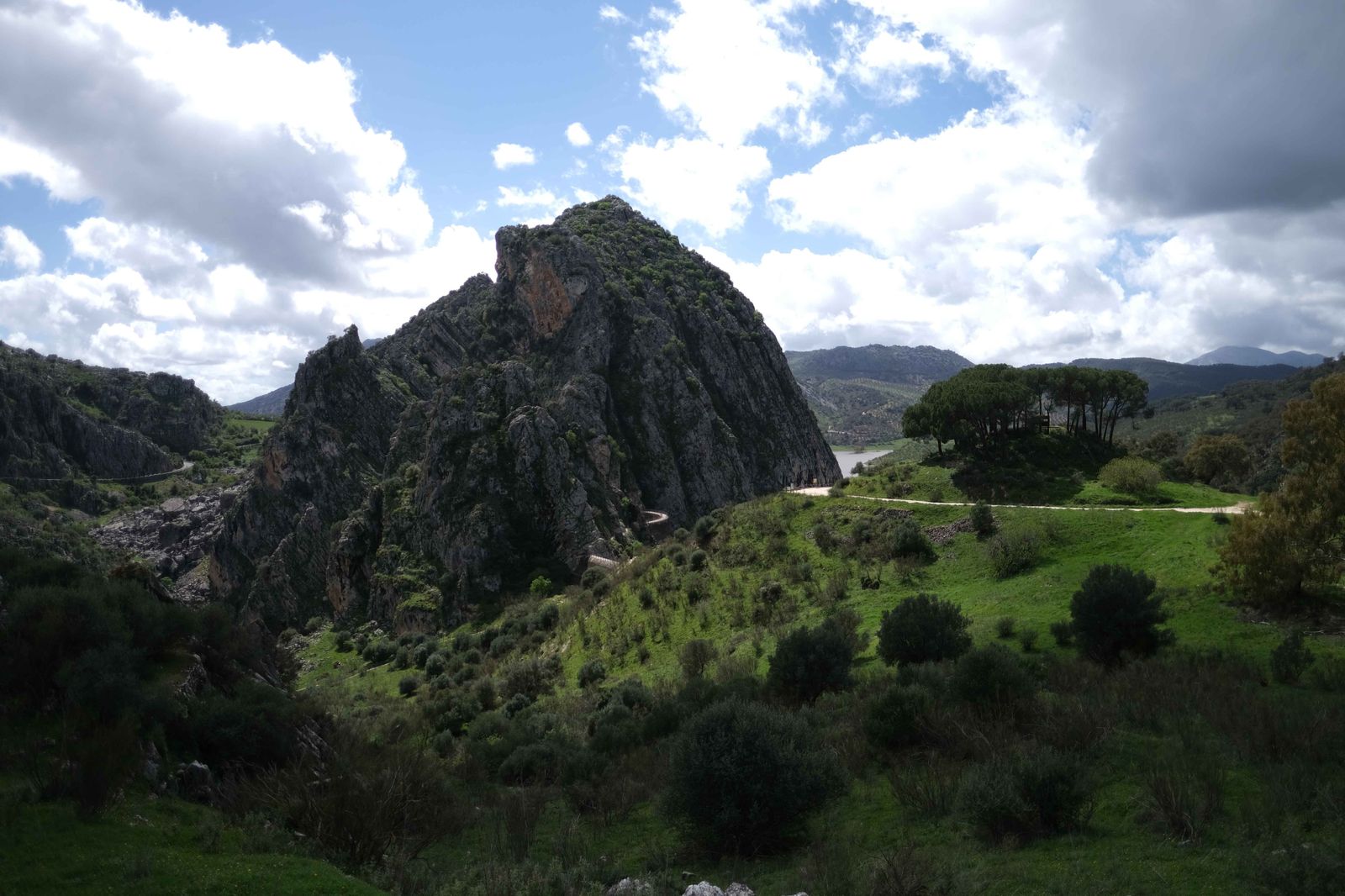Alrededores de la presa de Los Caballeres y la cueva de Hundidero.