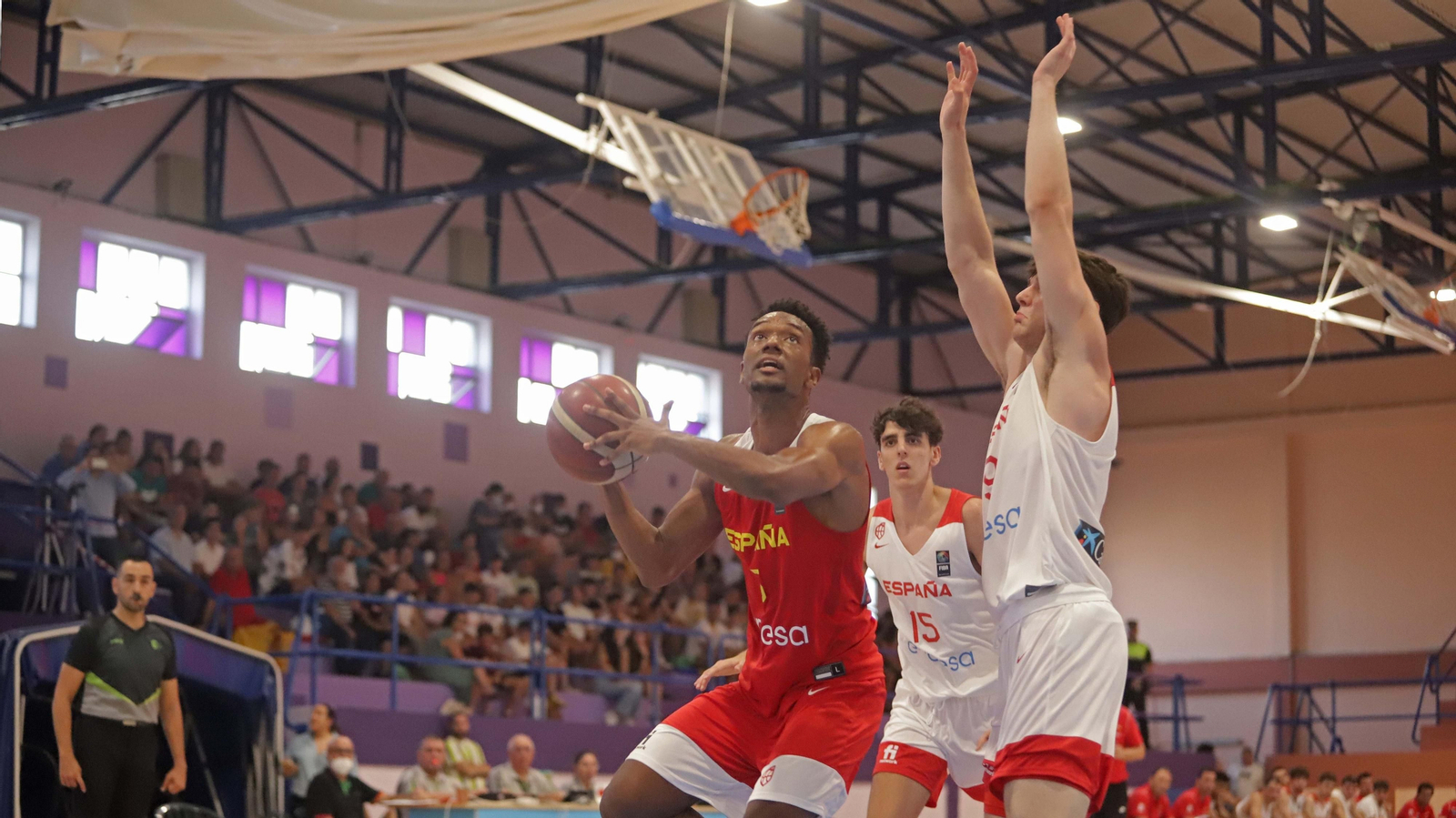 Fotos del segundo partido de baloncesto entre España sub-20 y España sub-22 en La Línea