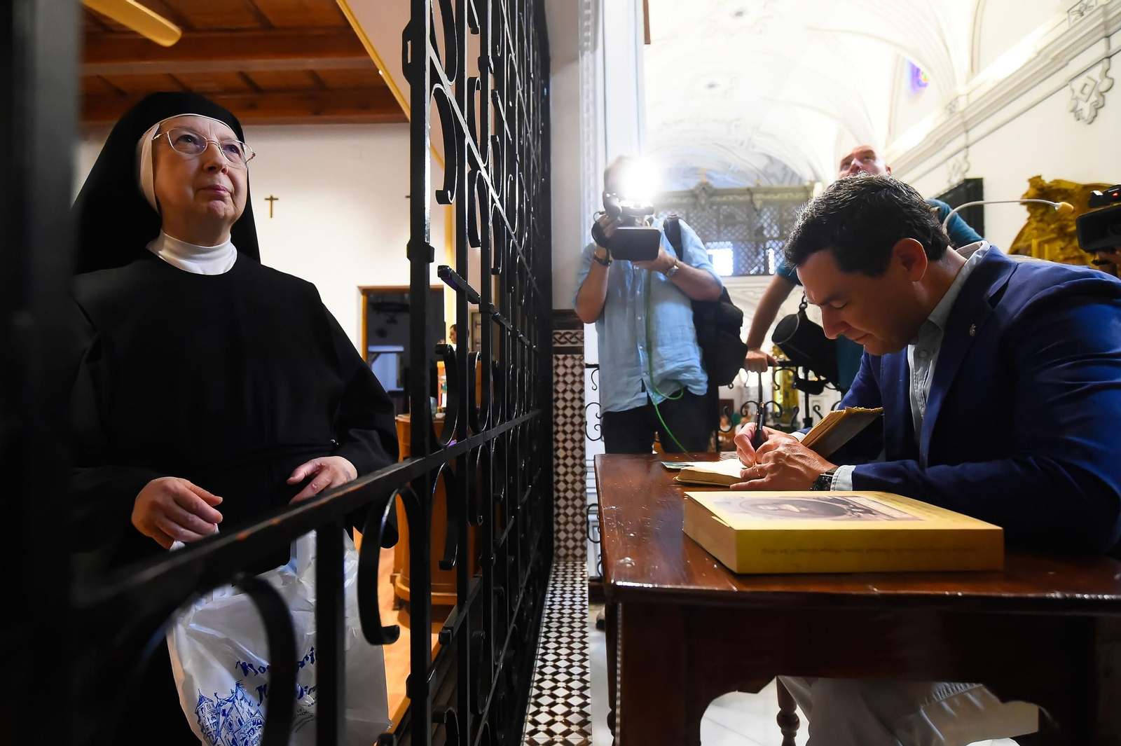 Juanma Moreno, el pasado martes en Archidona, en el convento de las Monjas Mínimas de San Francisco de Paula.