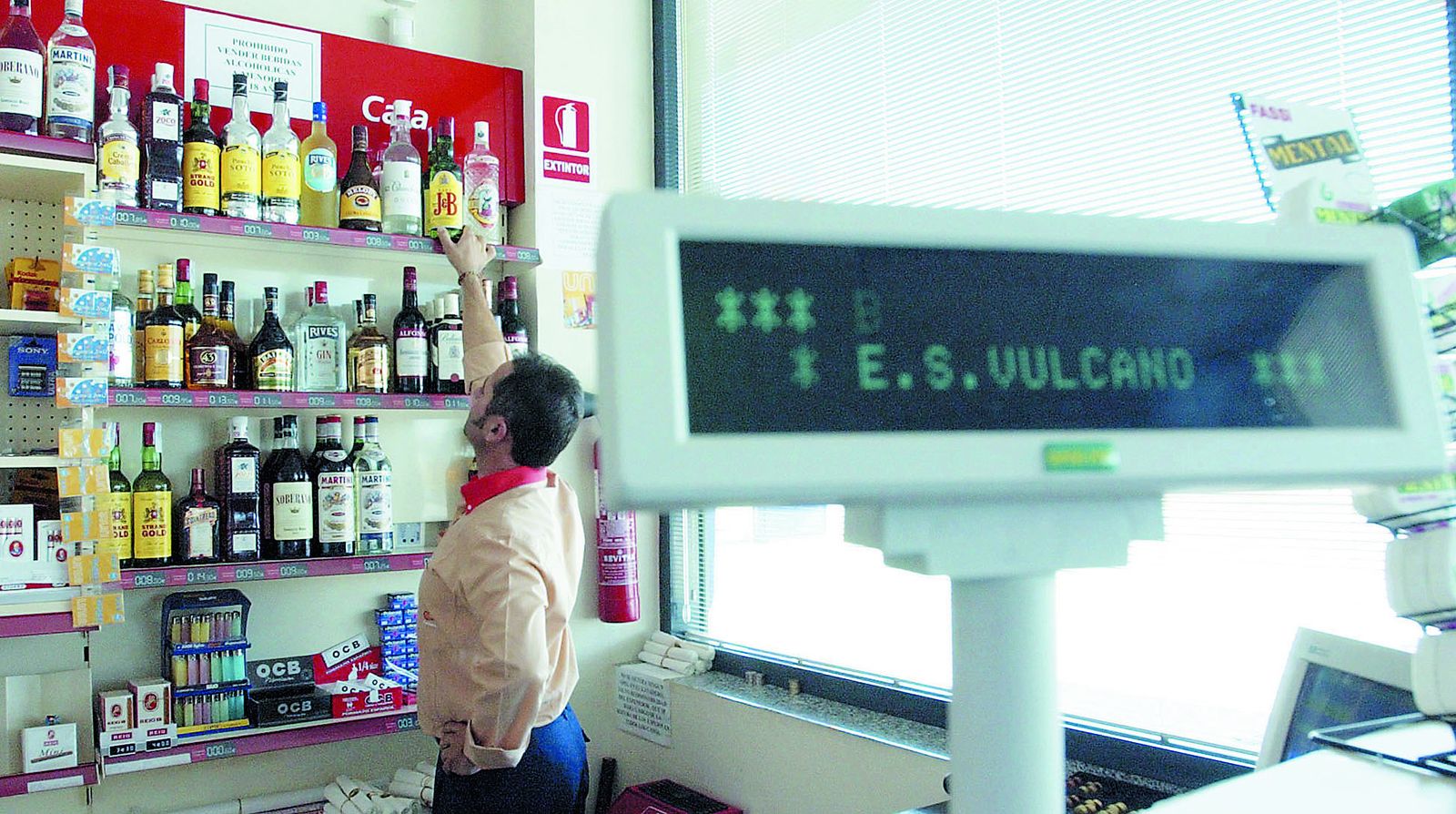 Bebidas alcohólicas expuestas para su venta.