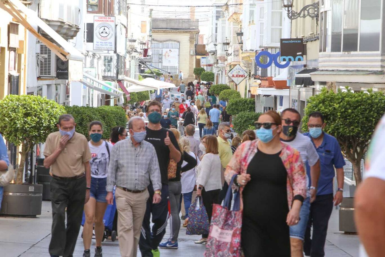 La calle Rosario repleta de ciudadanos.