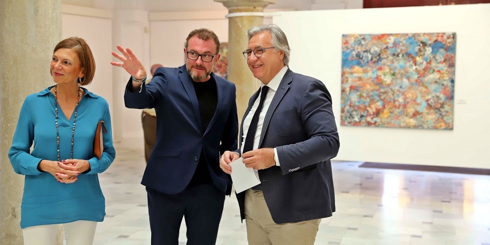 En la sala Pescadería Vieja se puede visitar la exposición 'Luces' del pintor sanluqueño Garikoitz Cuevas. Sus composiciones están realizadas con la técnica del décollage que consiste en la superposición progresiva de telas adheridas al soporte pictórico, para intervenir sobre él después, arrancando selectivamente fragmentos de las diferentes telas de la composición. La exposición permanecerá abierta hasta el día 7 de julio, de martes a viernes, de 10,30 a 13,30 horas y de 18 a 21 horas. Lunes y festivos cerrados. Sábados y domingos de 10 a 13,45 horas.