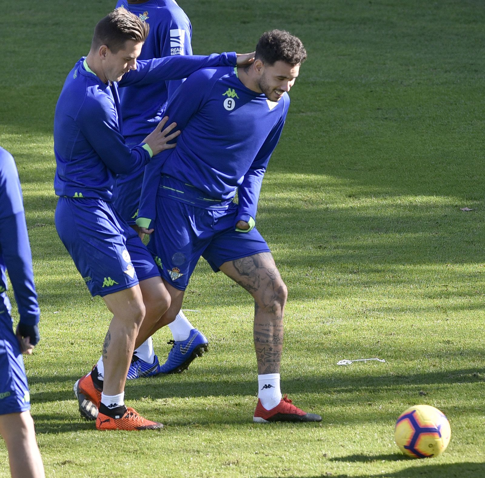 Lo Celso bromea con Sanabria en el entrenamiento de ayer en la ciudad deportiva.