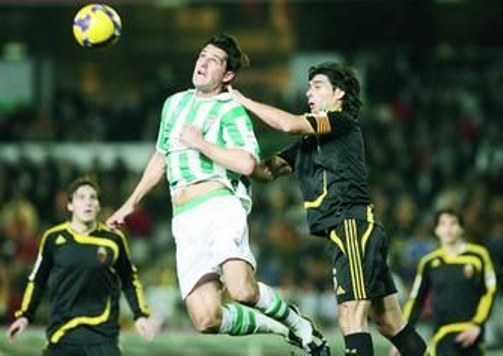 Yordi pugna por un balón aéreo con el zaragocista Ayala.
