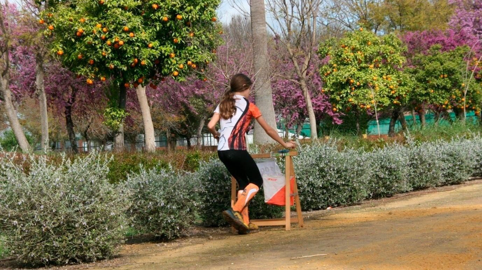 Una de las participantes del Circuito Provincial de OrientacIón de Sevilla
