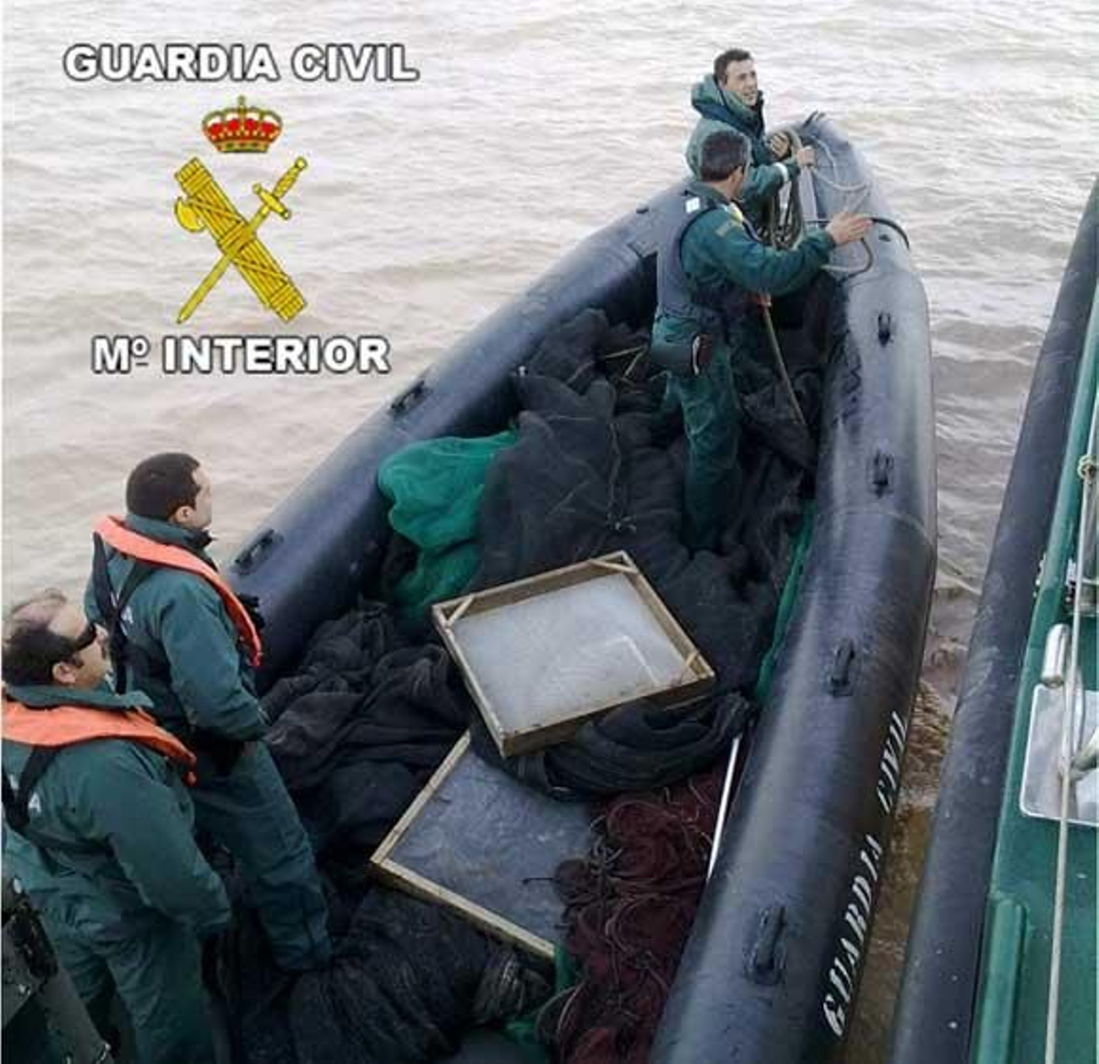 Embarcación de la Guardia Civil durante la operación.

Foto: Borja Benjumeda