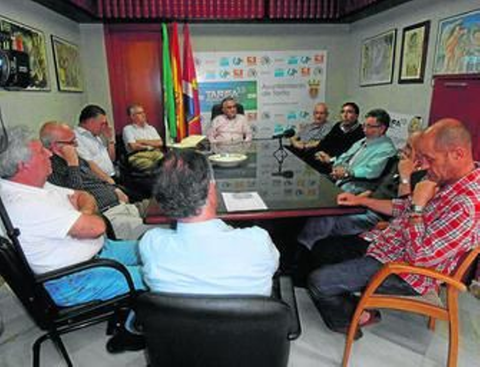 Un momento de la recepción, ayer en el Ayuntamiento de Tarifa.