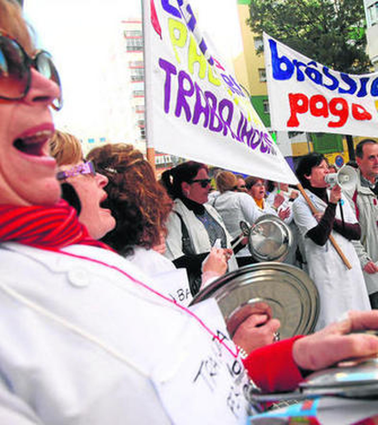 Los monitores de varios comedores escolares protagonizaron una sonora protesta ante la sede del ISE.