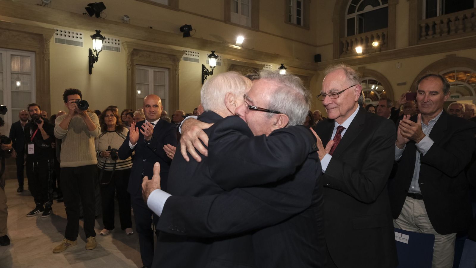 Las fotografías de la entrega del Escudo de Oro de la Provincia al Doctor Francisco Ortega Viñolo
