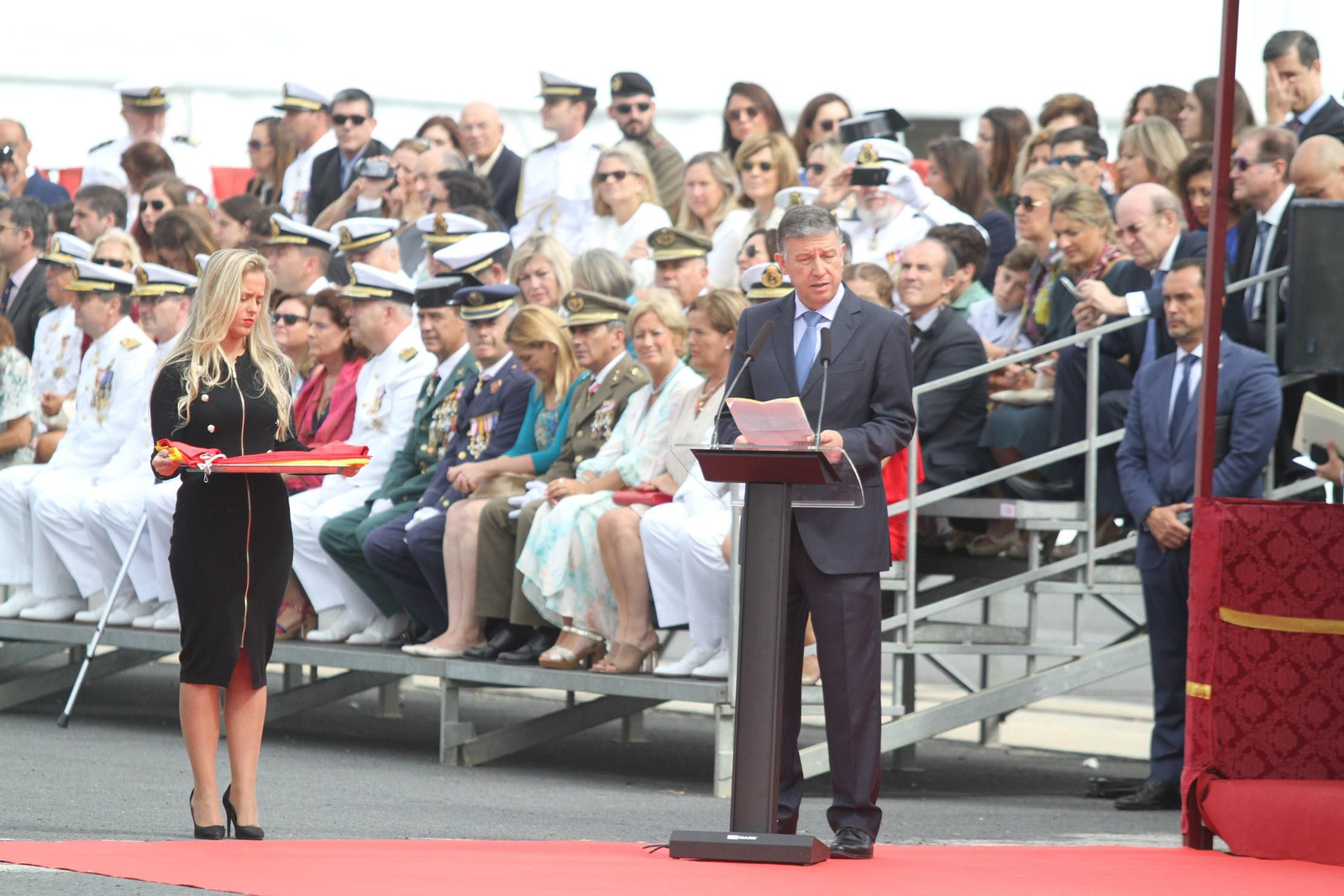 Entrega de la bandera de combate a la fragata Cristobal Colón
