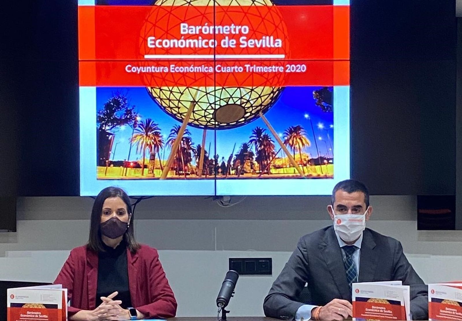 La profesora de Economía de la Loyola y directora ejecutiva del informe, María del Carmen Delgado López con el decano  Francisco J. Tato Jiménez.