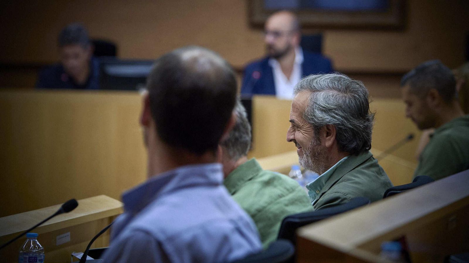 El portavoz de Vox, Fito Carreto, junto a los concejales de la oposición.