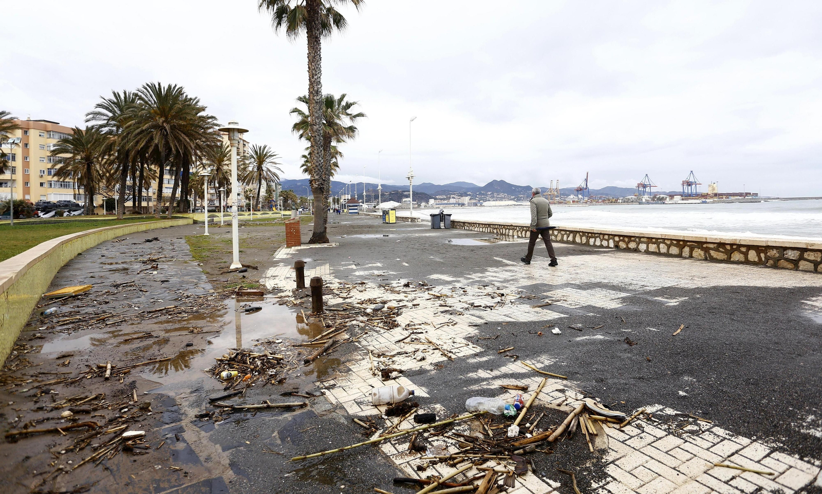 Las fotos de los efectos del temporal en las playas y paseos marítimos de Málaga