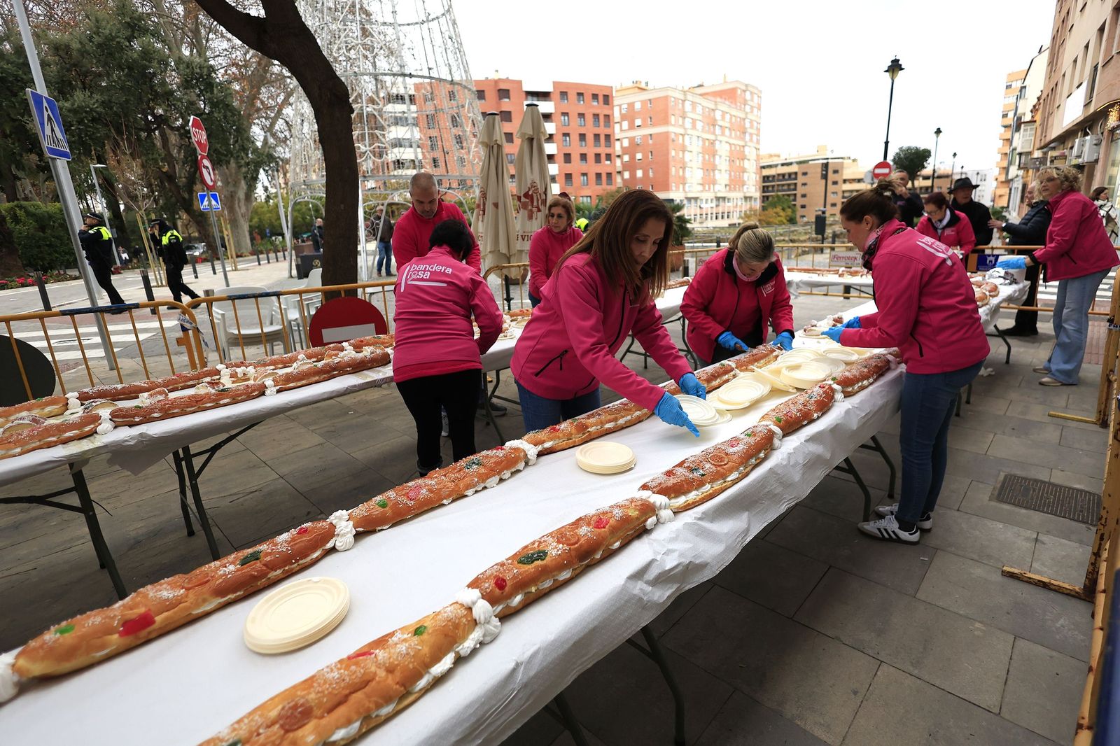 Las fotos del roscón de Reyes solidario en Algeciras