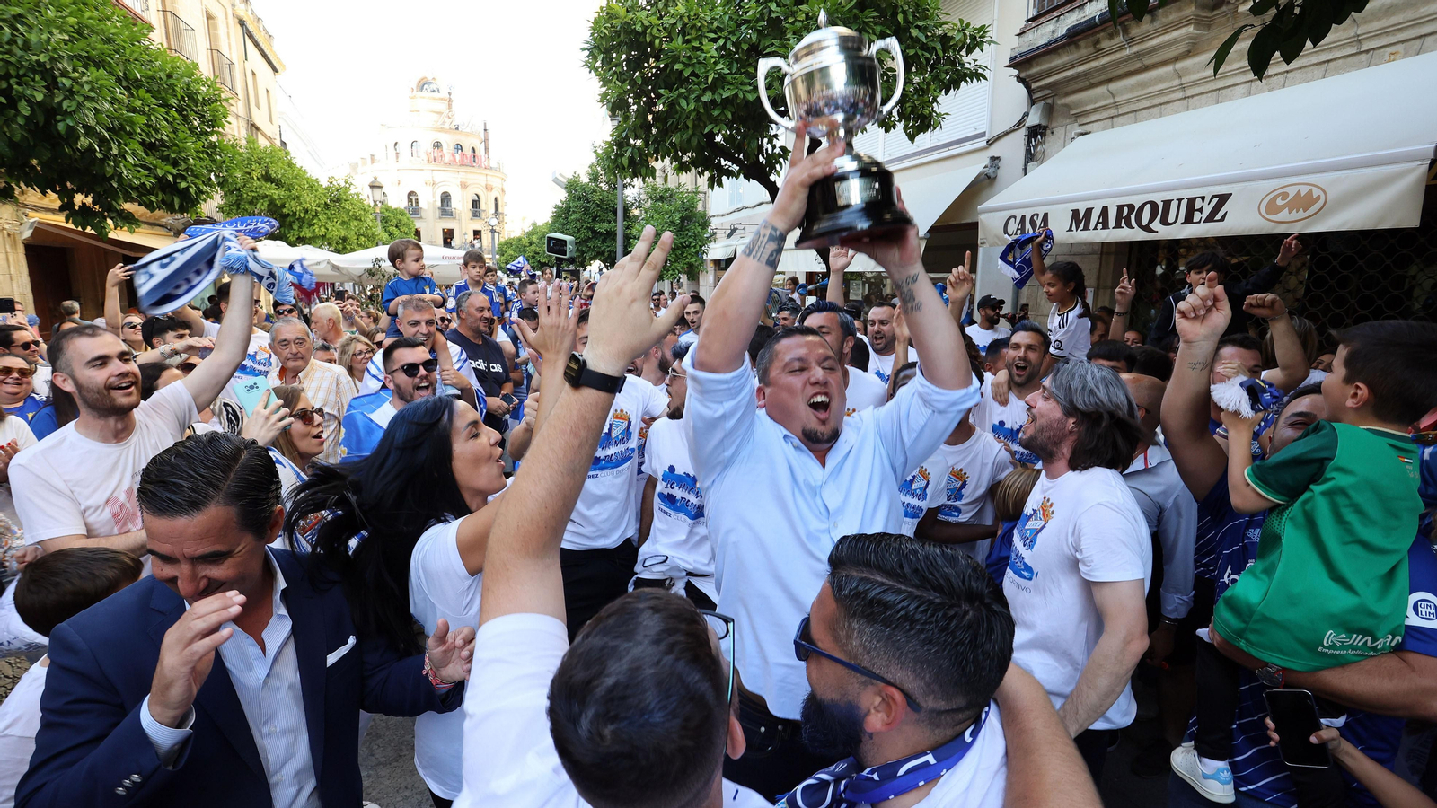 Baño de masas del Xerez CD en Jerez por su ascenso