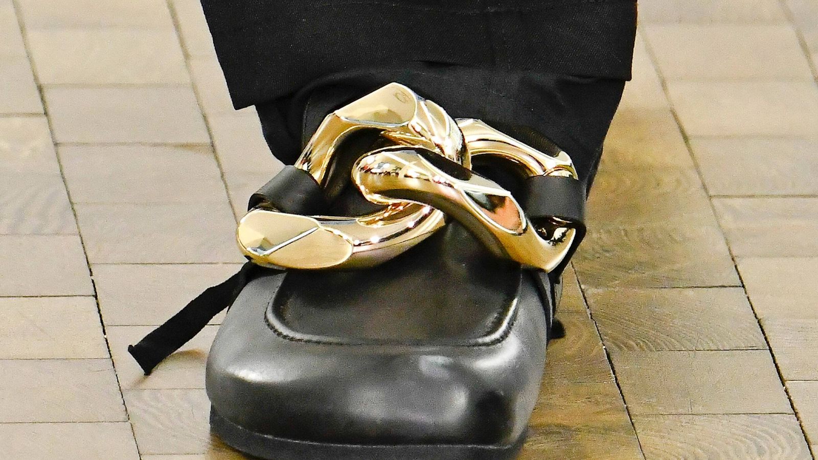 Detalle de uno de los zapatos en el pase de JW Anderson.