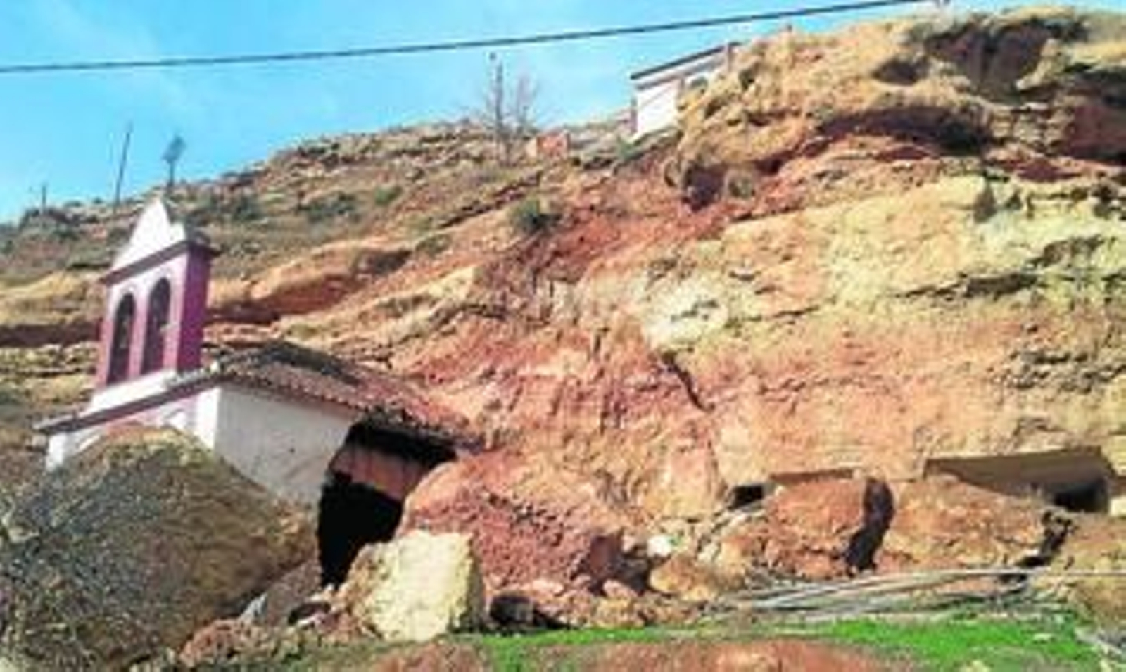 En la imagen se aprecia que uno de los laterales de la iglesia ha quedado destrozado tras el suceso.