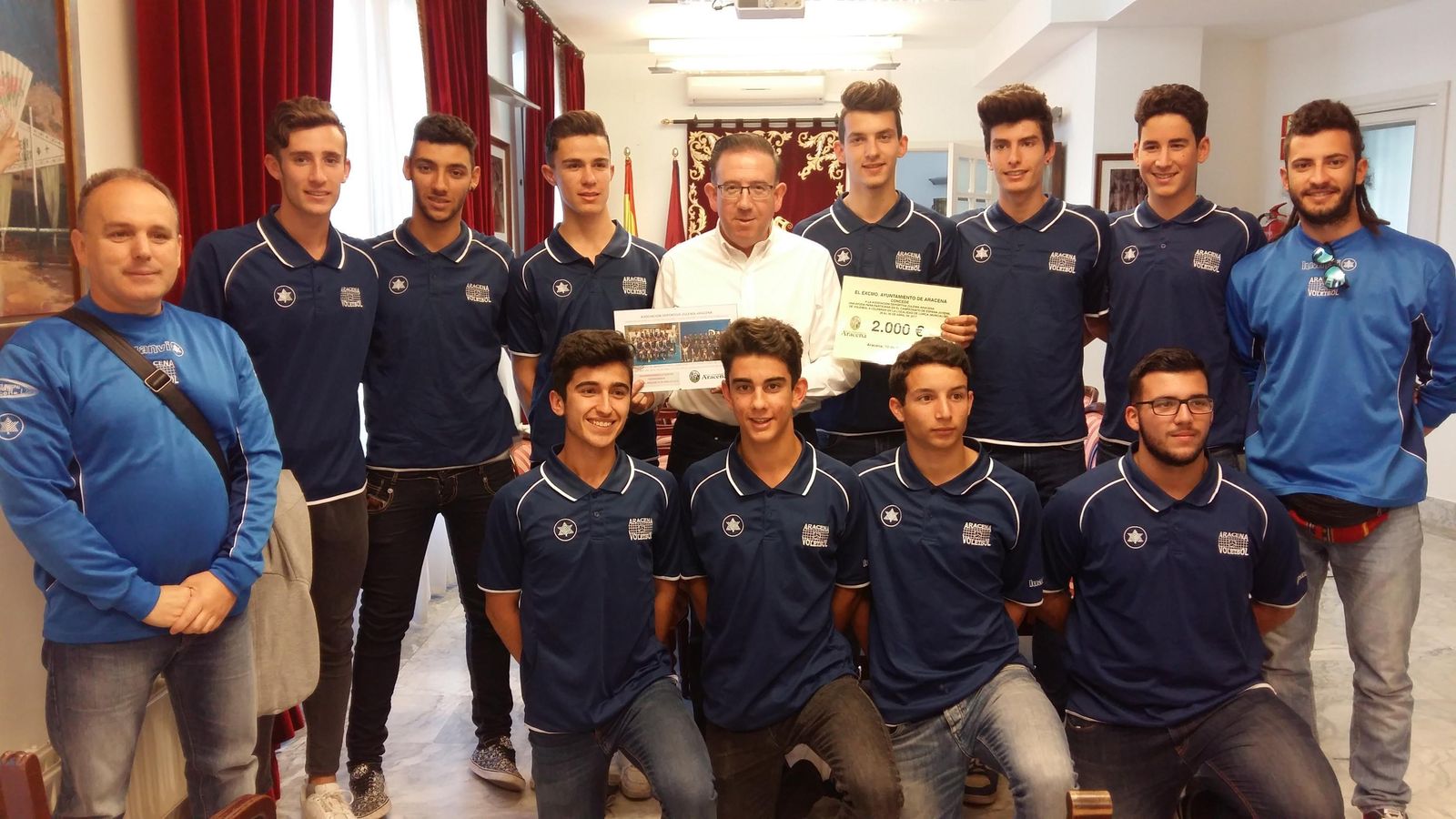 El equipo que estará en el Nacional posa junto al alcalde de la localidad.