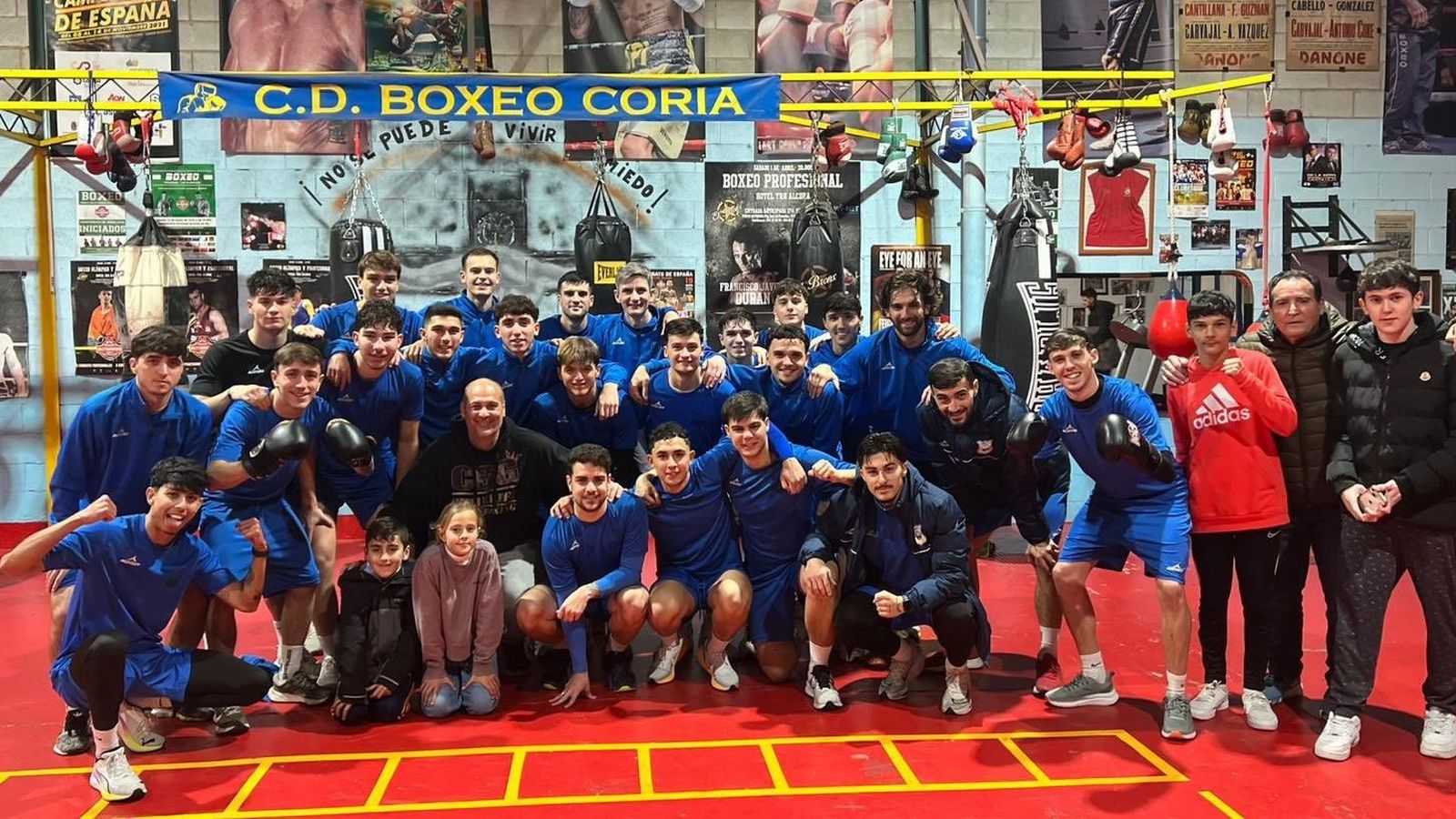 La plantilla del Coria, esta semana durante la visita a un club boxístico local
