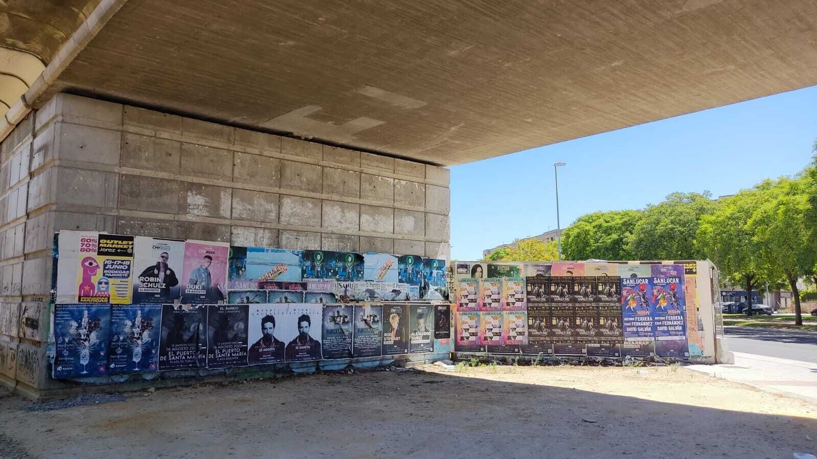 Paredes llenas de carteles superpuestos de conciertos, eventos...