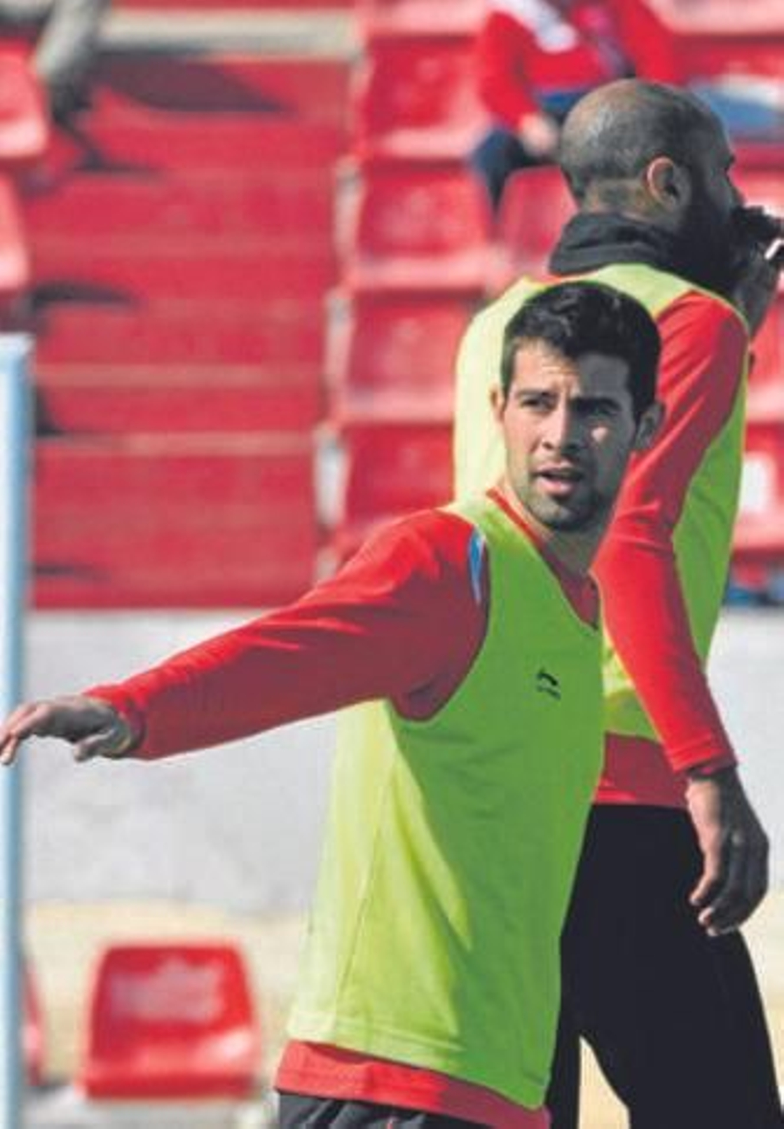 Coke realiza un gesto durante la sesión de entrenamiento de ayer, con Kanoute al fondo.