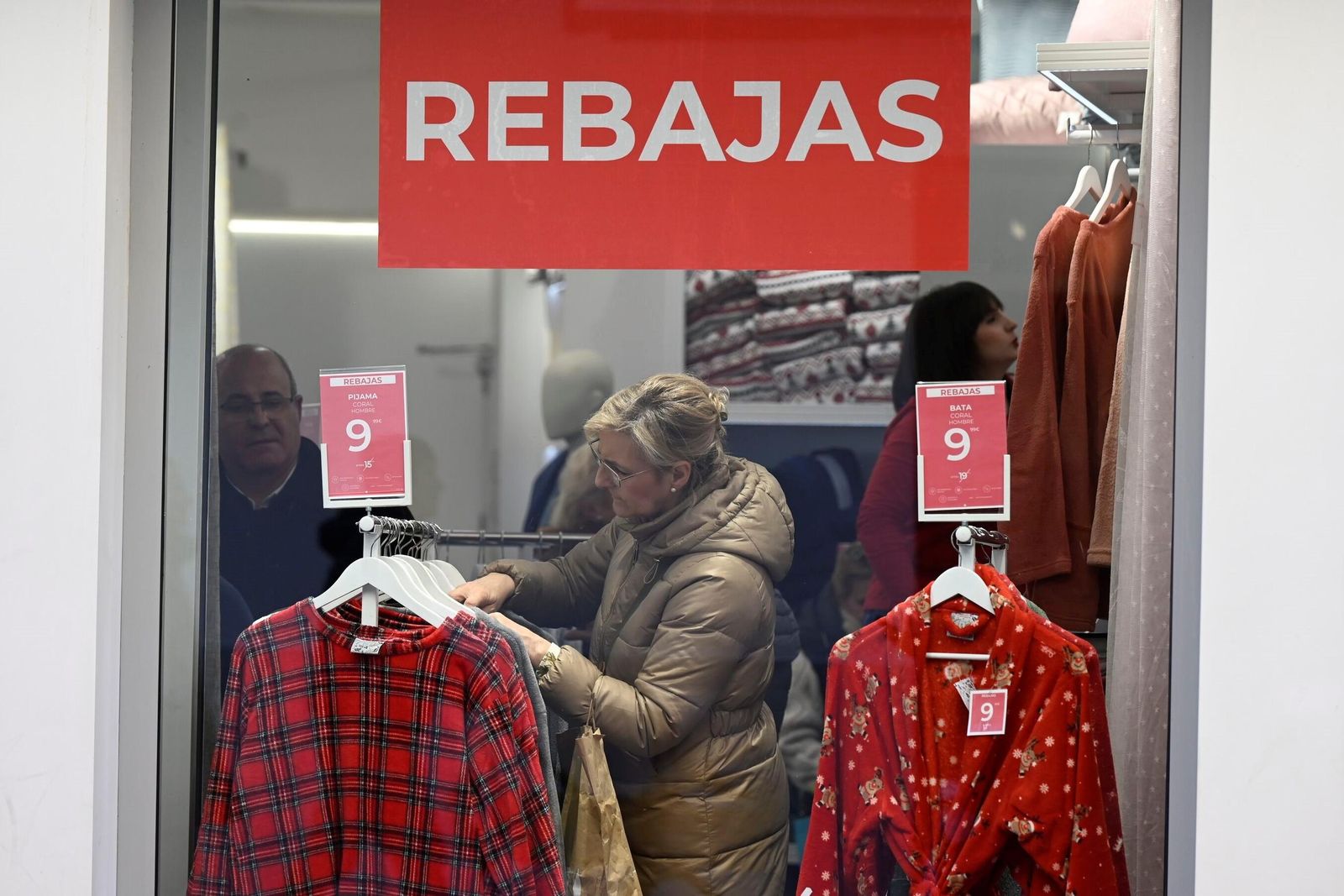 Un cartel de rebajas de una tienda de Córdoba.