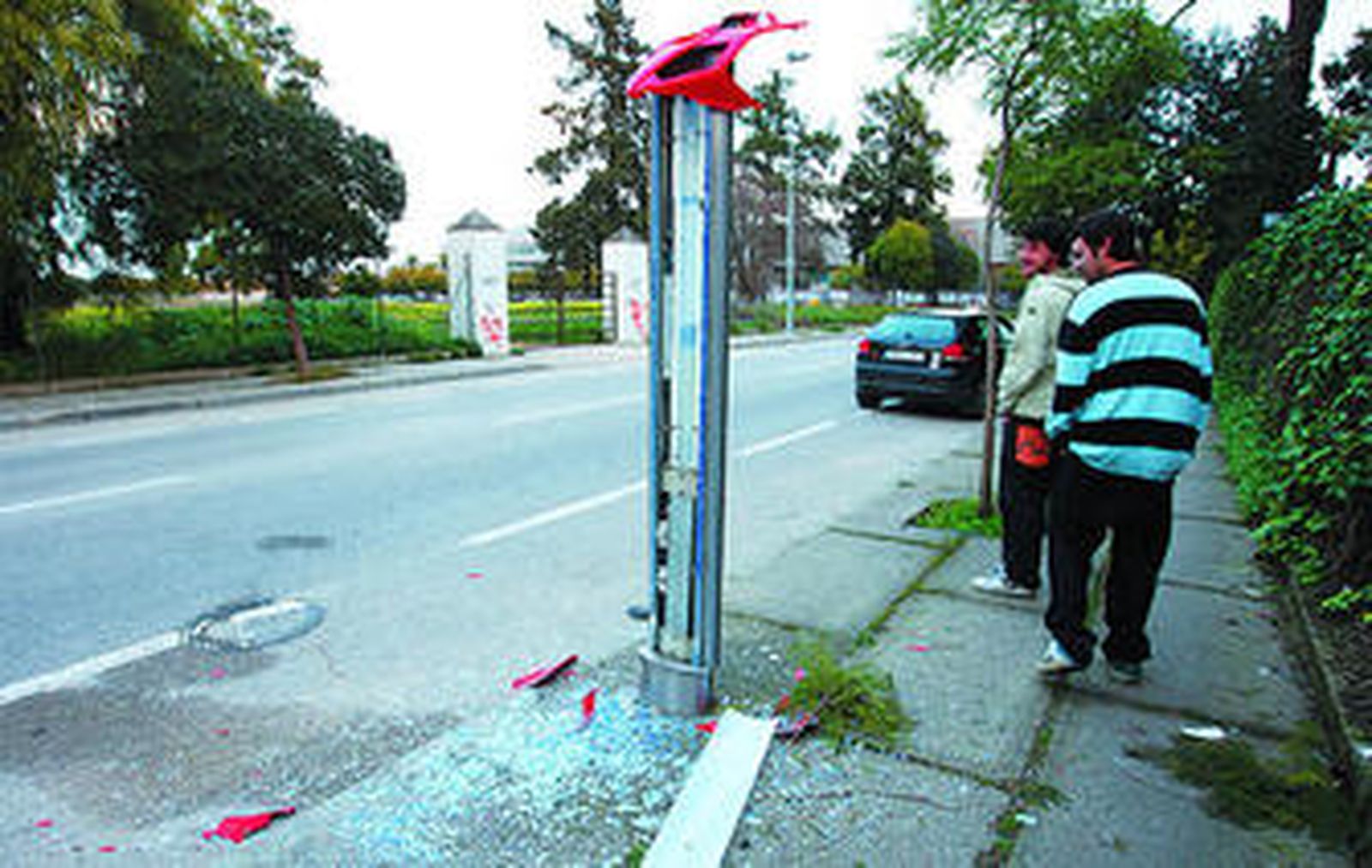 Dos jóvenes observan ayer el lugar donde se produjo el mortal accidente.